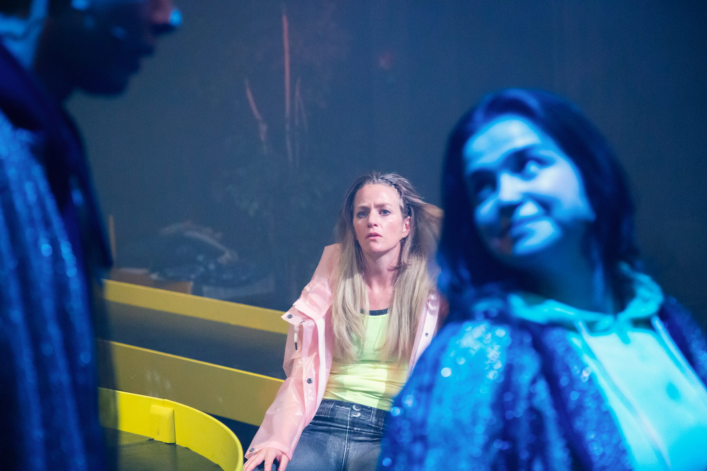 Nader Attiyah, Karin Foladi och Emily Jankkila i ”Tunneln”, urpremiär 4 oktober 2025 på Kulturhuset Stadsteatern Vällingby.