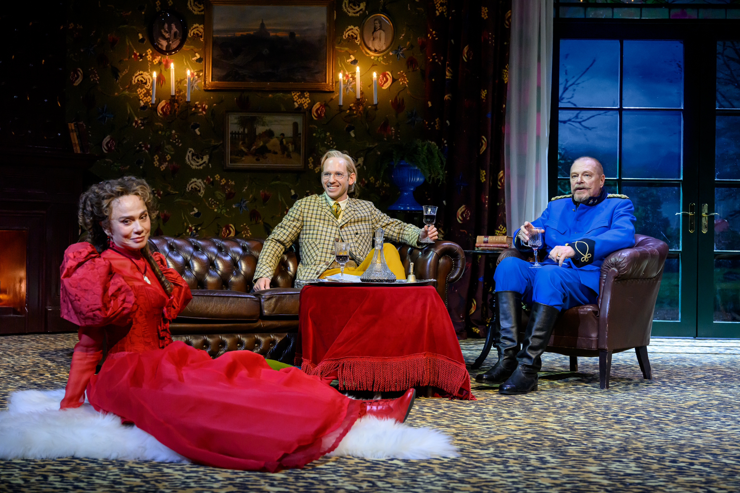 Lena Olin, Simon Reithner och Peter Andersson i Fadren. Premiär 10 oktober 2025 på Klarascenen, Kulturhuset Stadsteatern.