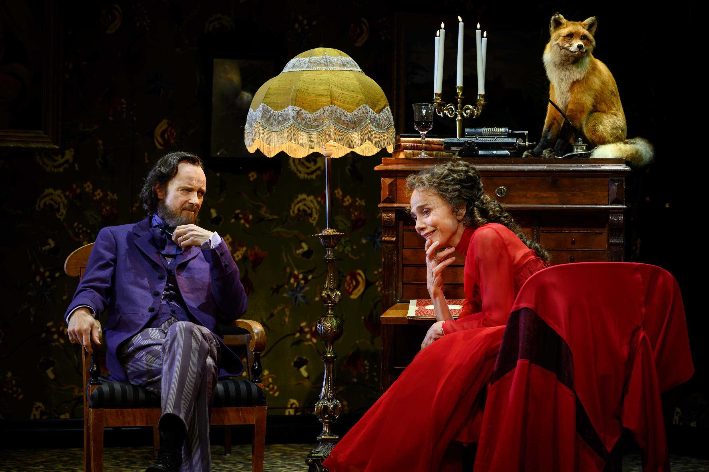 Jan Myrbrand och Lena Olin i Fadren. Premiär 10 oktober 2025 på Klarascenen, Kulturhuset Stadsteatern.