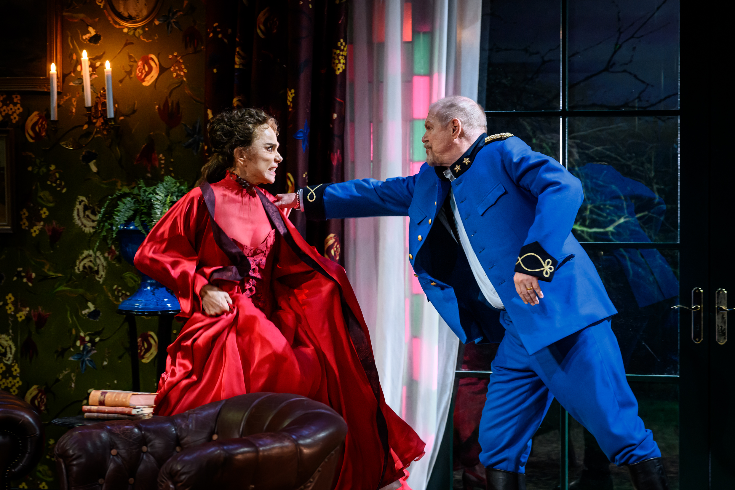 Lena Olin och Peter Andersson i Fadren. Premiär 10 oktober 2025 på Klarascenen, Kulturhuset Stadsteatern.