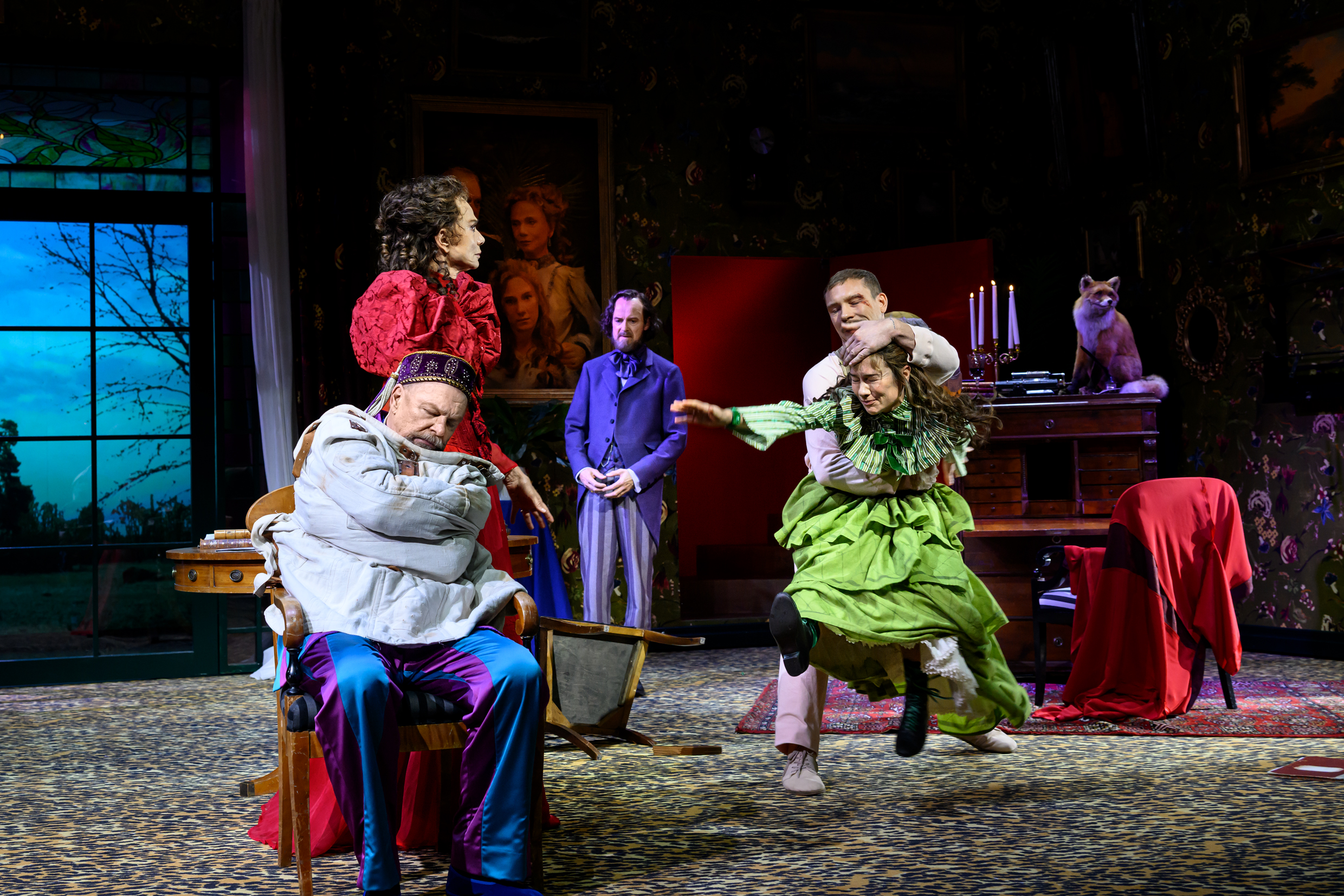 Peter Andersson, Lena Olin, Jan Myrbrand, Victoria Dyrstad och Linus Troedsson i Fadren. Premiär 10 oktober 2025 på Klarascenen, Kulturhuset Stadsteatern.