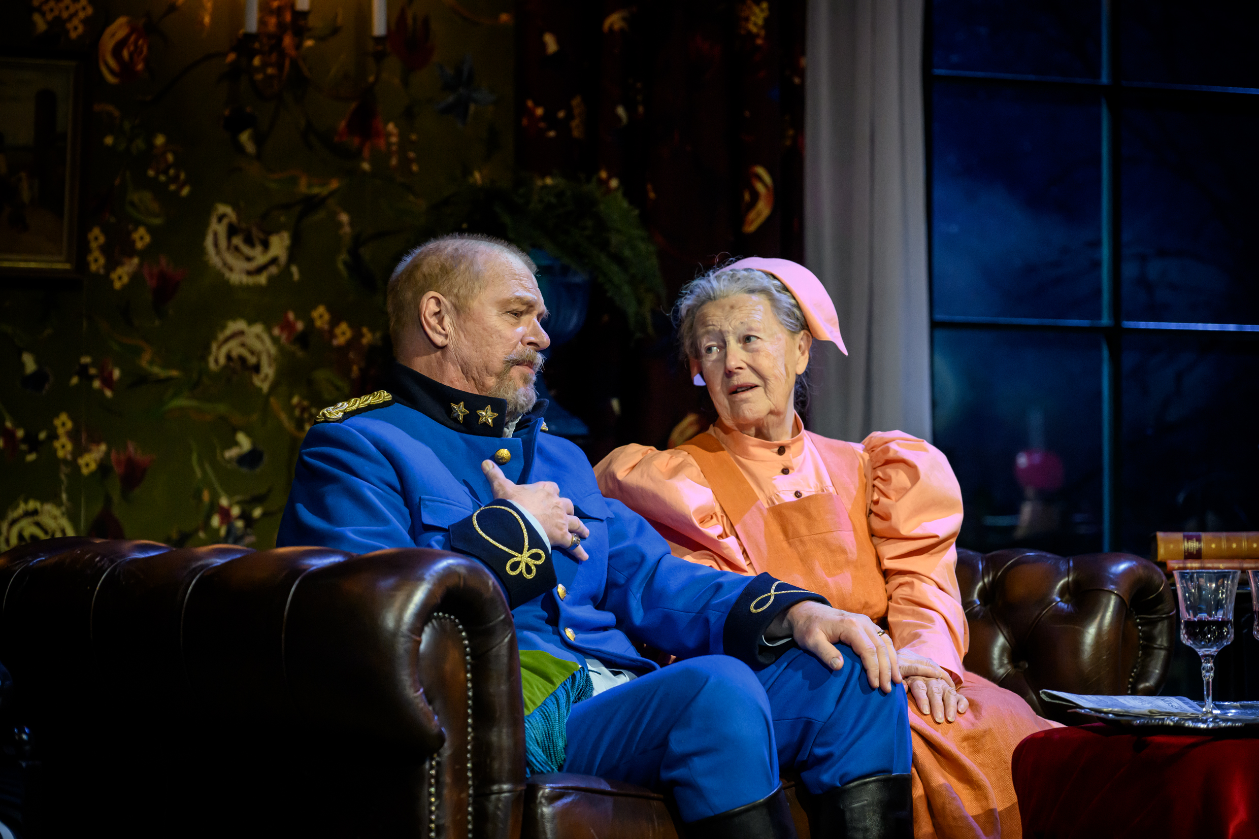 Peter Andersson och Lena-Pia Bernhardsson i Fadren. Premiär 10 oktober 2025 på Klarascenen, Kulturhuset Stadsteatern.