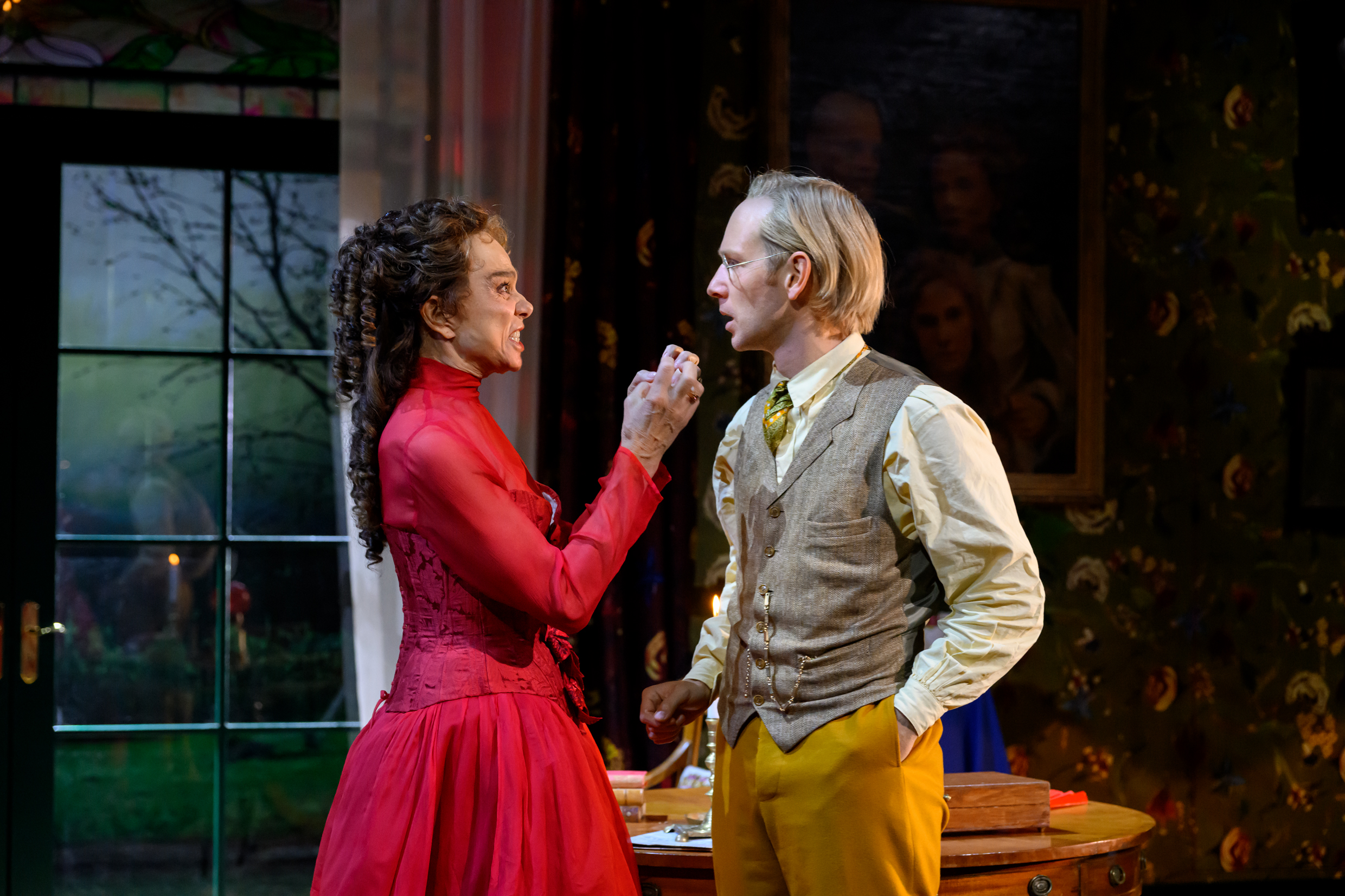 Lena Olin och Simon Reithner i Fadren. Premiär 10 oktober 2025 på Klarascenen, Kulturhuset Stadsteatern.