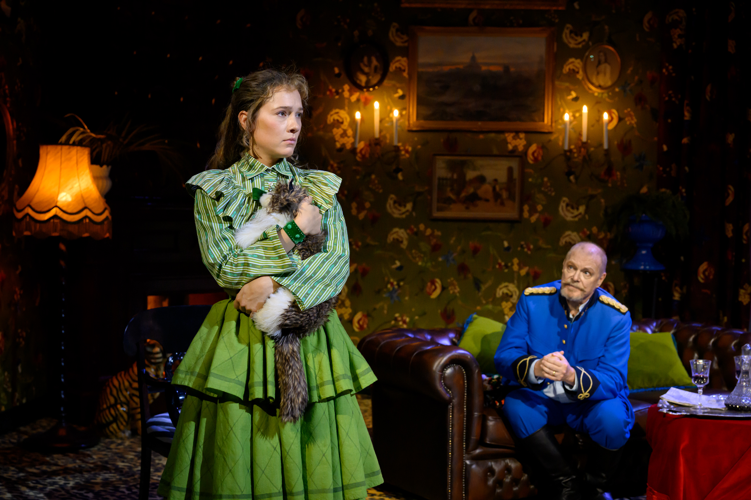 Victoria Dyrstad och Peter Andersson i Fadren. Premiär 10 oktober 2025 på Klarascenen, Kulturhuset Stadsteatern.