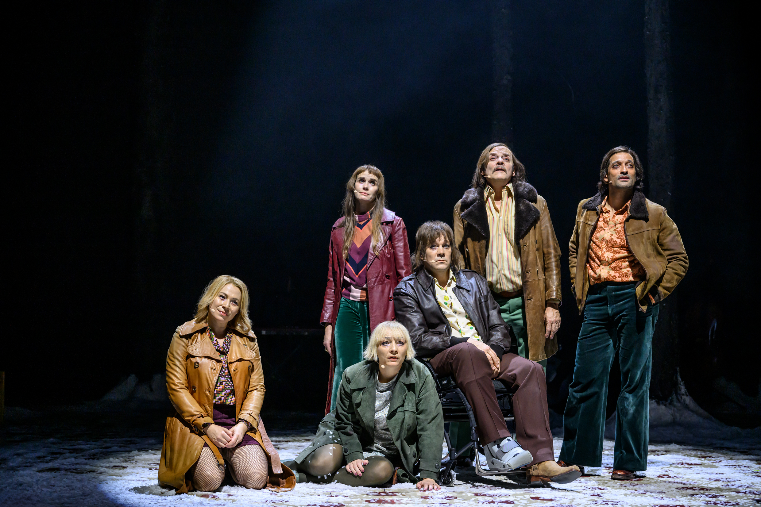 Frida Hallgren, Lina Englund, Sara Jangfeldt, Johannes Kuhnke, Gerhard Hoberstorfer och Rennie Mirro i LeMarc - det som håller oss vid liv. Urpremiär 25 oktober 2025 på Stora scenen.