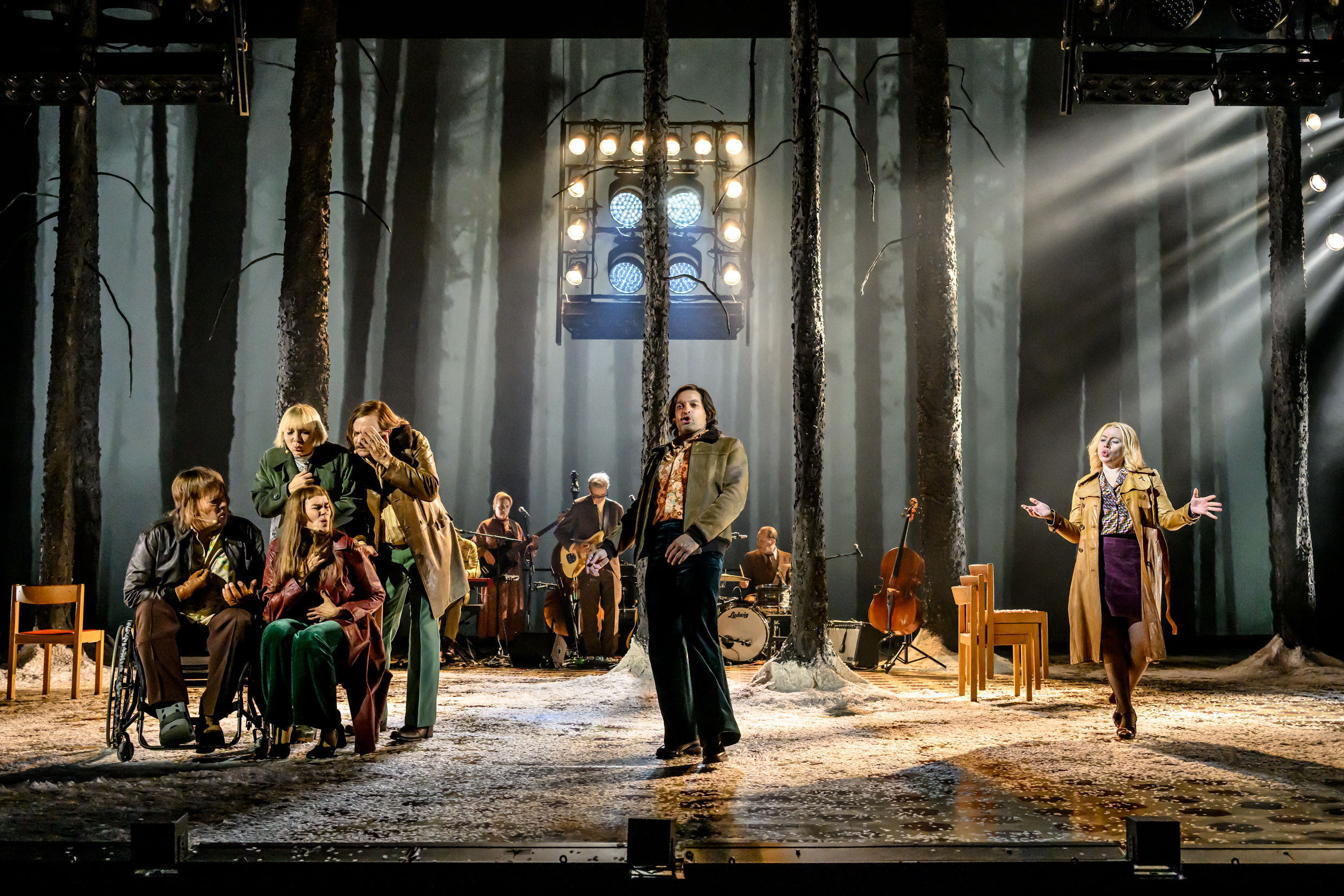 Johannes Kuhnke, Sara Jangfeldt, Lina Englund, Gerhard Hoberstorfer, Rennie Mirro och Frida Hallgren i LeMarc - det som håller oss vid liv. Urpremiär 25 oktober 2025 på Stora scenen.