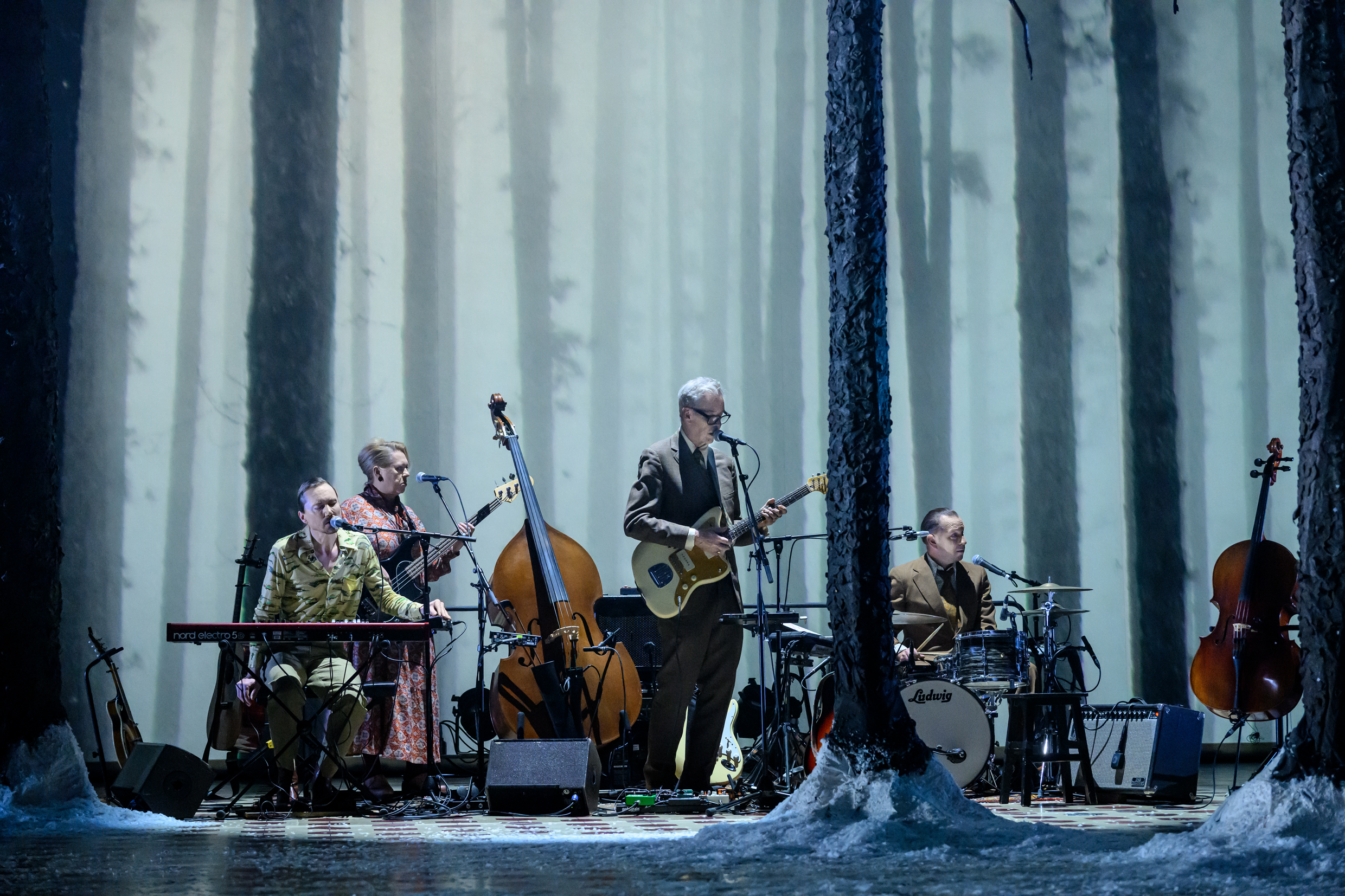 Johan Persson, Rigmor Bådal, Leif Jordansson och Erik Nilsson i LeMarc - det som håller oss vid liv. Urpremiär 25 oktober 2025 på Stora scenen.