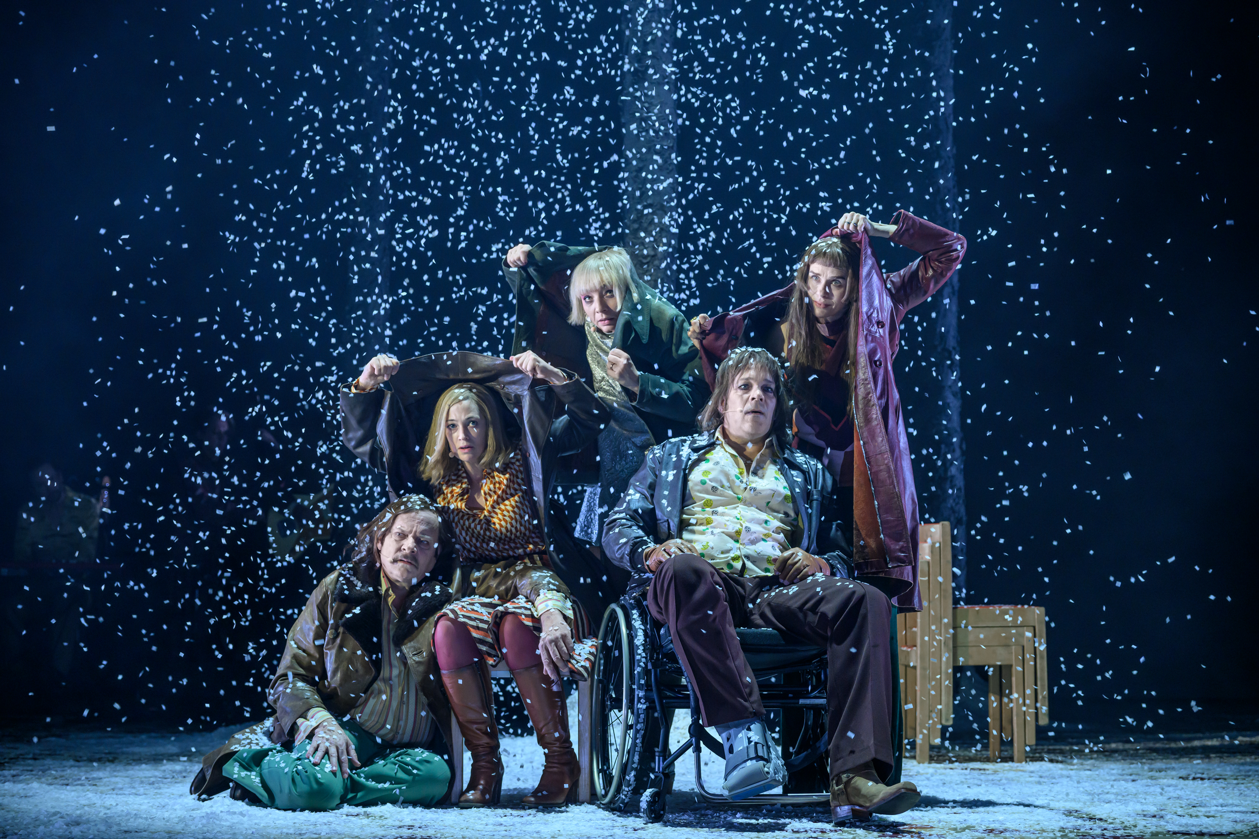 Gerhard Hoberstorfer, Rita Hjelm, Sara Jangfeldt, Johannes Kuhnke och Lina Englund i LeMarc - det som håller oss vid liv. Urpremiär 25 oktober 2025 på Stora scenen.