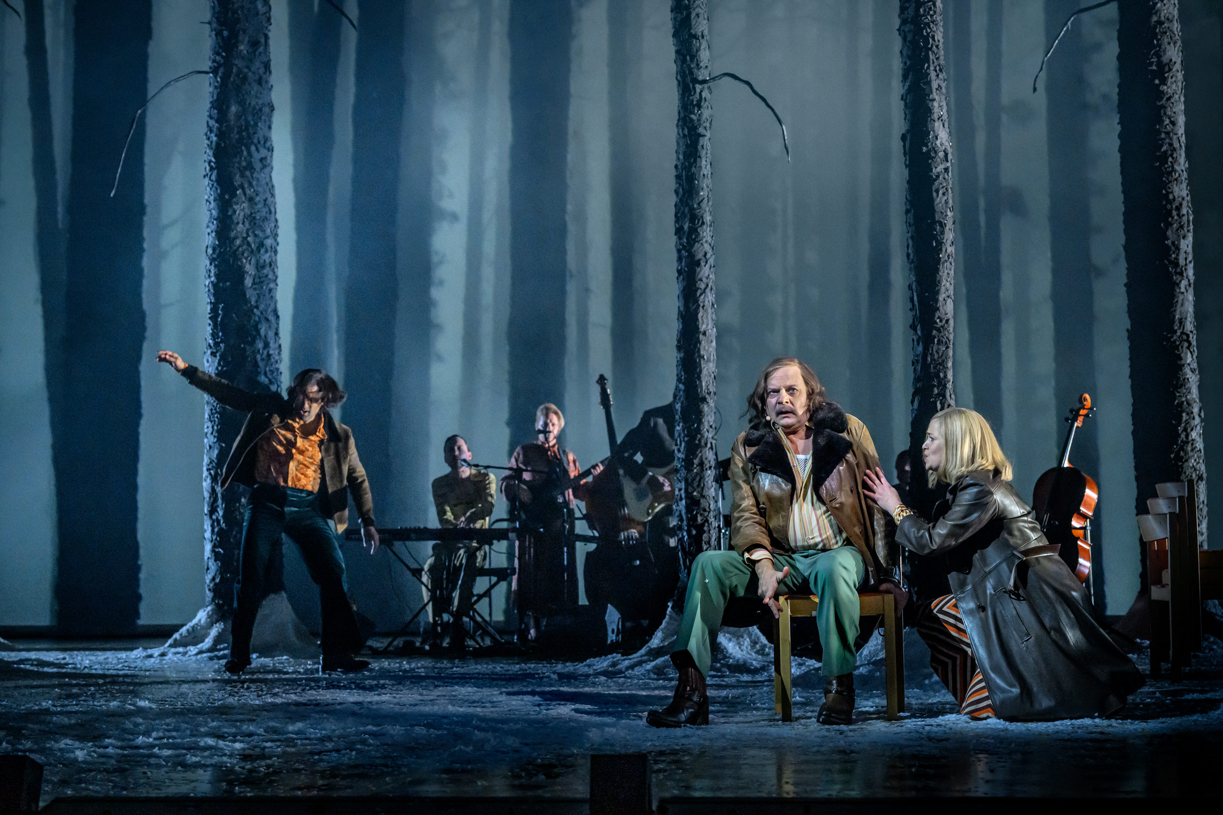 Rennie Mirro, Gerhard Hoberstorfer och Rita Hjelm i LeMarc - det som håller oss vid liv. Urpremiär 25 oktober 2025 på Stora scenen.