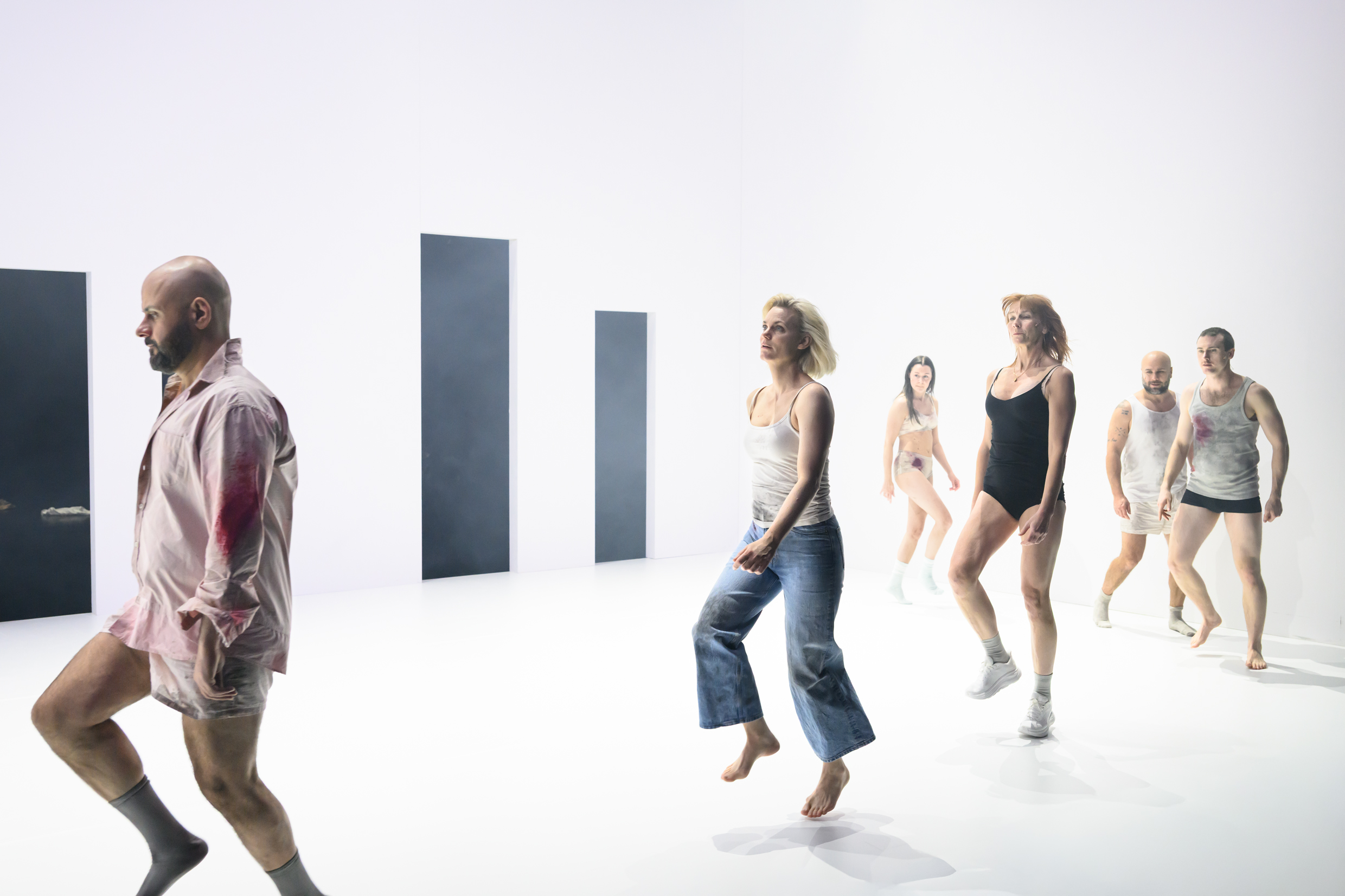 Ensemblen i Orosdanser. Urpremiär 8 november på Klarascenen, Kulturhuset Stadsteatern.