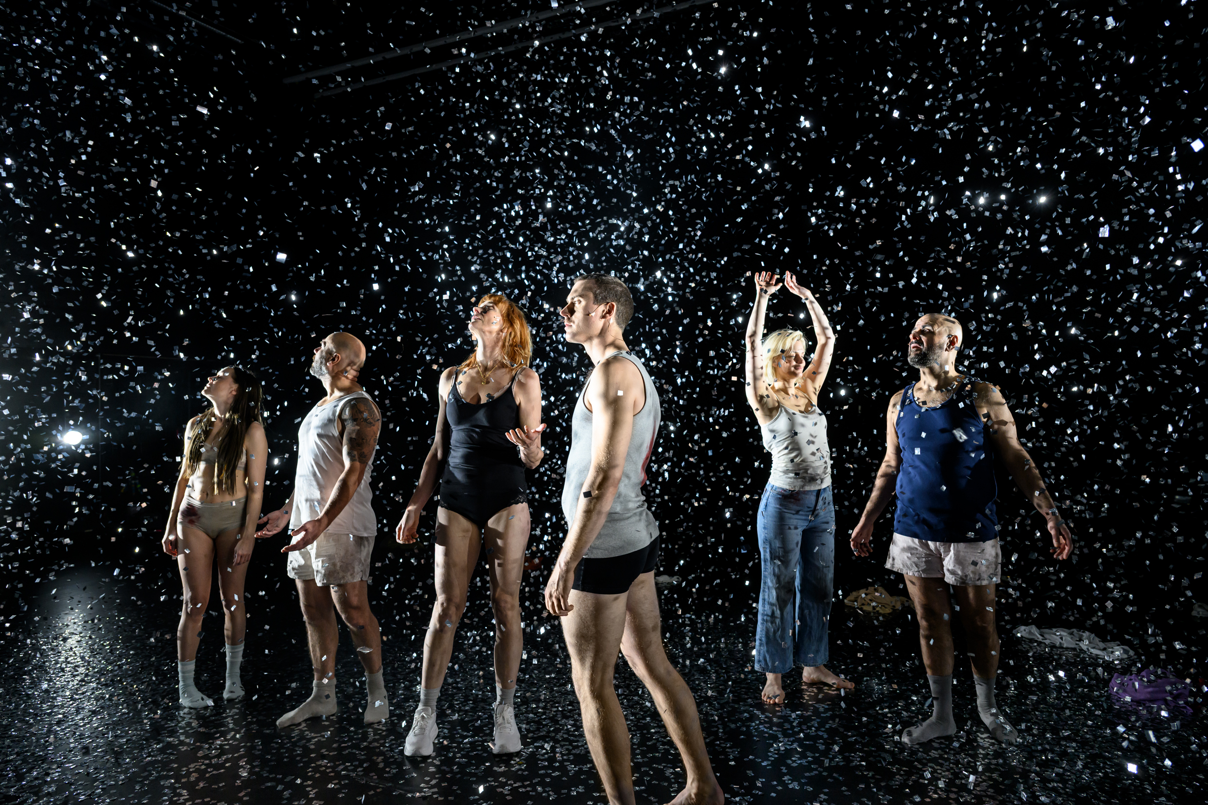 Ensemblen i Orosdanser. Urpremiär 8 november på Klarascenen, Kulturhuset Stadsteatern.