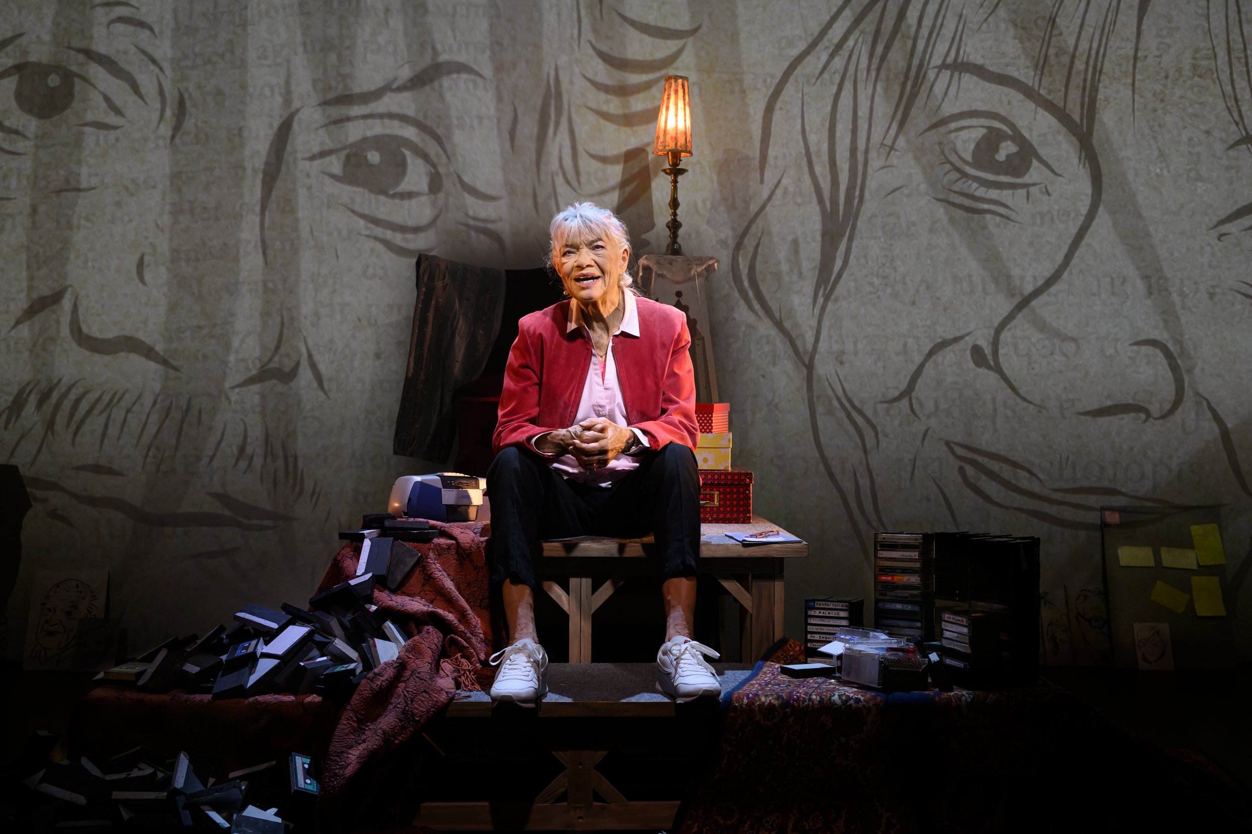 Iwa Boman i Skvallerdrottningen. Urpremiär 20 november 2025 på Soppteatern Kulturhuset Stadsteatern.