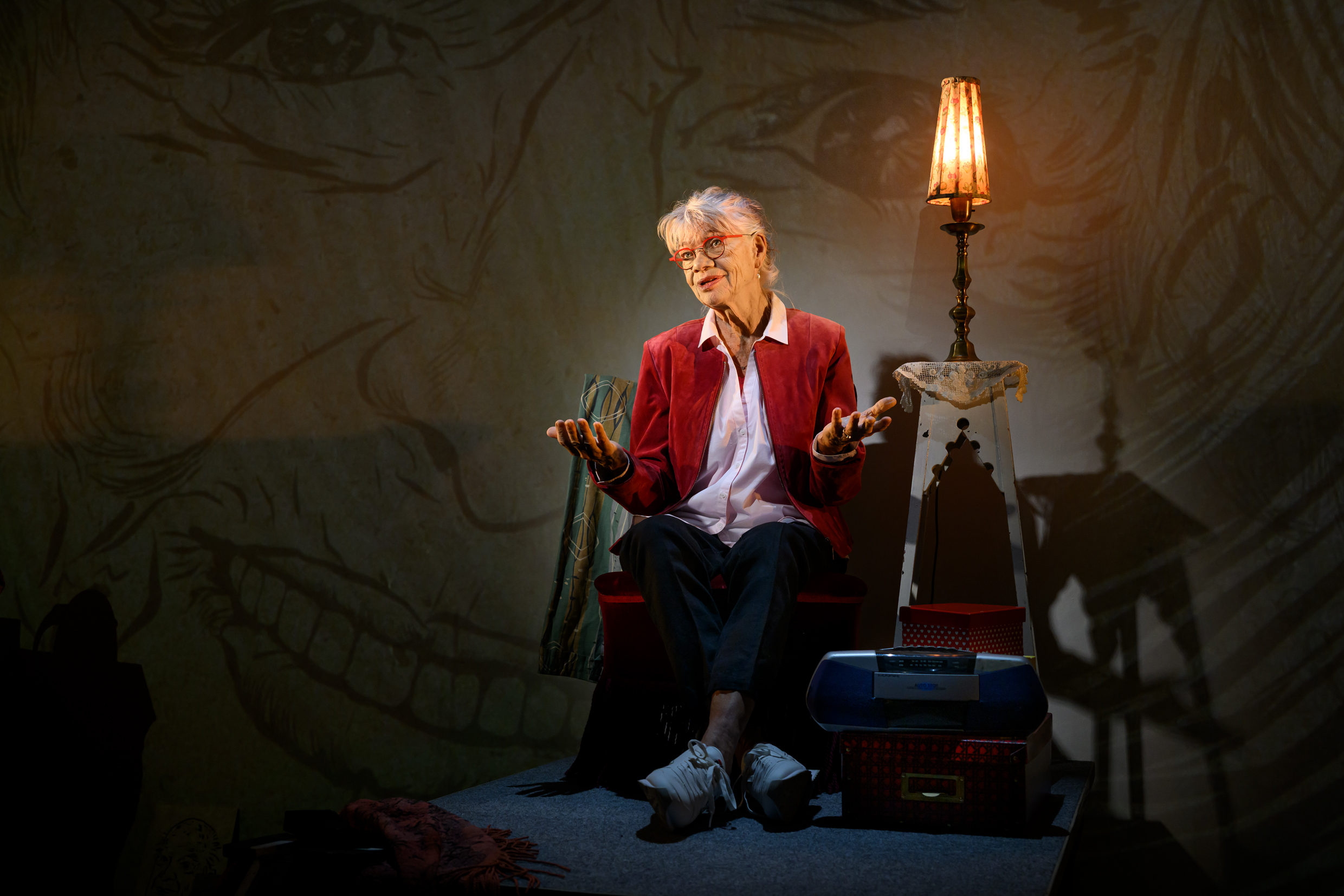 Iwa Boman i Skvallerdrottningen. Urpremiär 20 november 2025 på Soppteatern Kulturhuset Stadsteatern.