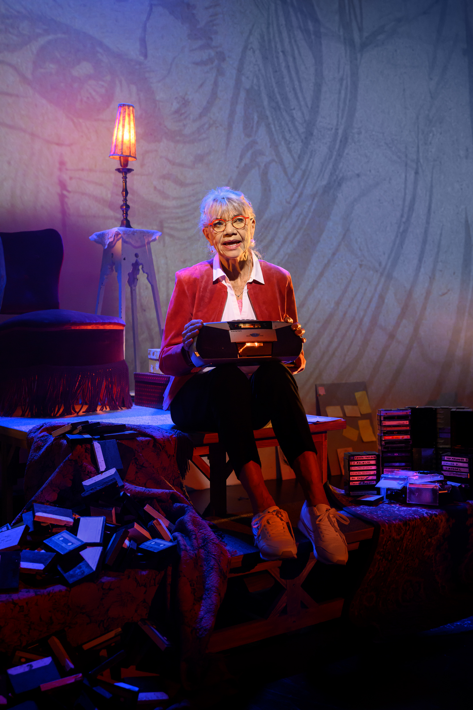 Iwa Boman i Skvallerdrottningen. Urpremiär 20 november 2025 på Soppteatern Kulturhuset Stadsteatern.