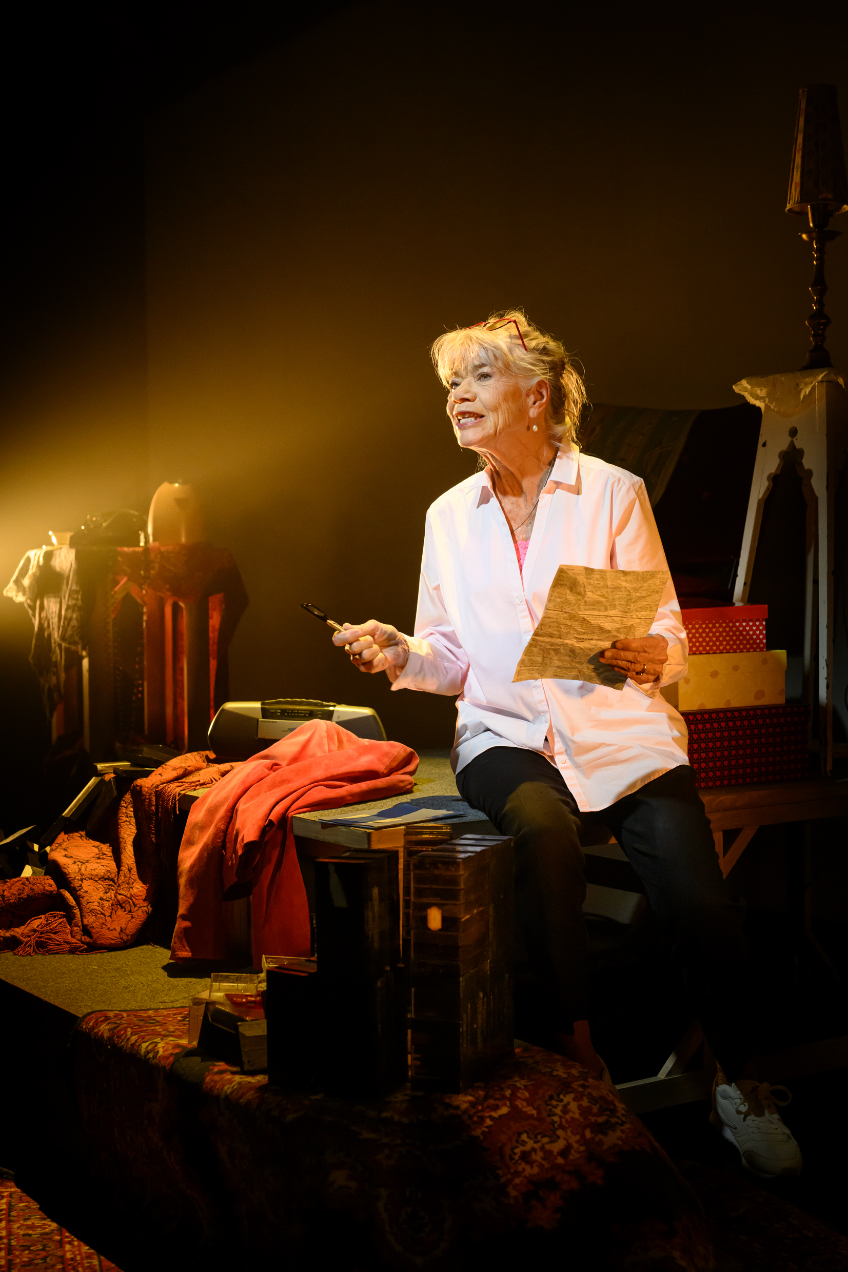 Iwa Boman i Skvallerdrottningen. Urpremiär 20 november 2025 på Soppteatern Kulturhuset Stadsteatern.