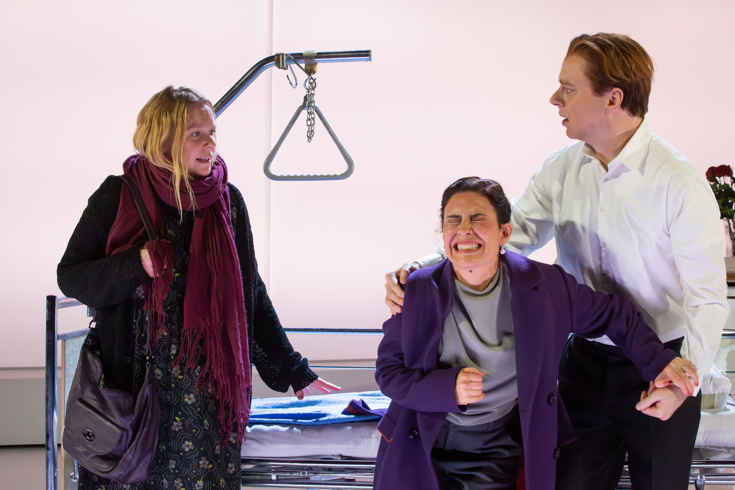 Sandra Huldt, Bianca Cruzeiro och Robert Fux i En berättelse om smärta. Urpremiär 5 december 2025 på Lilla scenen, Kulturhuset Stadsteatern.