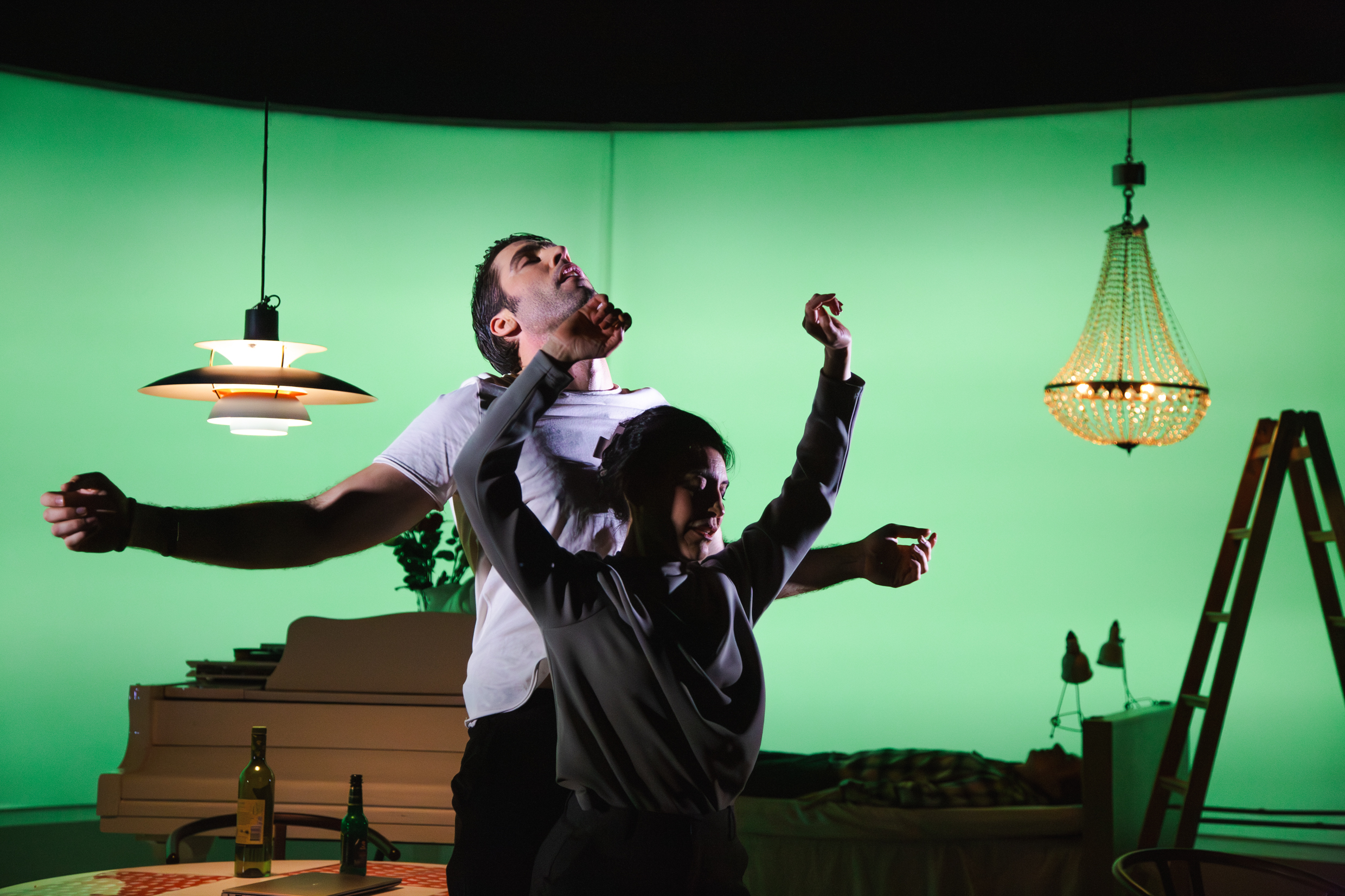 Victor Iván och Bianca Cruzeiro i En berättelse om smärta. Urpremiär 5 december 2025 på Lilla scenen, Kulturhuset Stadsteatern.