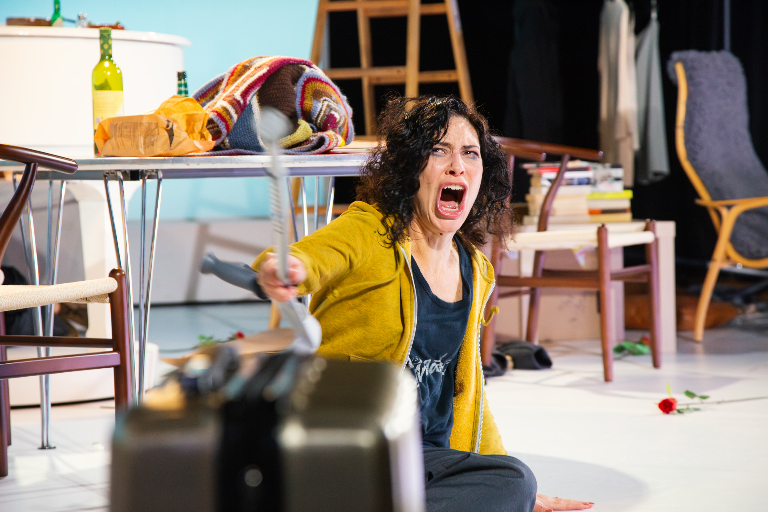 Bianca Cruzeiro i En berättelse om smärta. Urpremiär 5 december 2025 på Lilla scenen, Kulturhuset Stadsteatern.