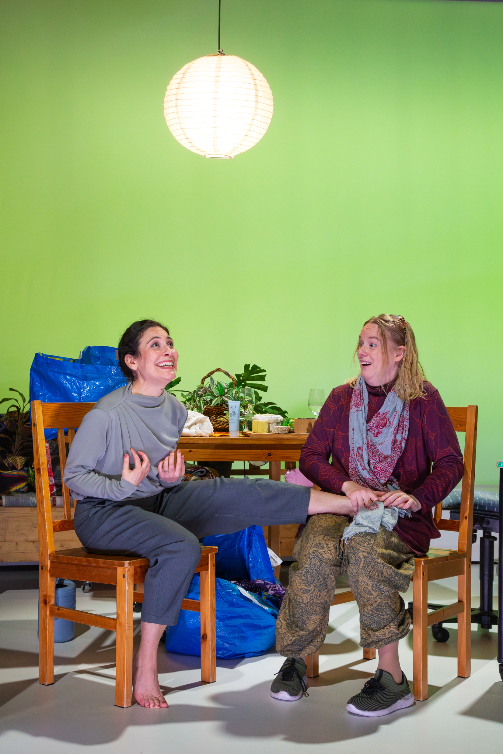 Bianca Cruzeiro och Sandra Huldt i En berättelse om smärta. Urpremiär 5 december 2025 på Lilla scenen, Kulturhuset Stadsteatern.