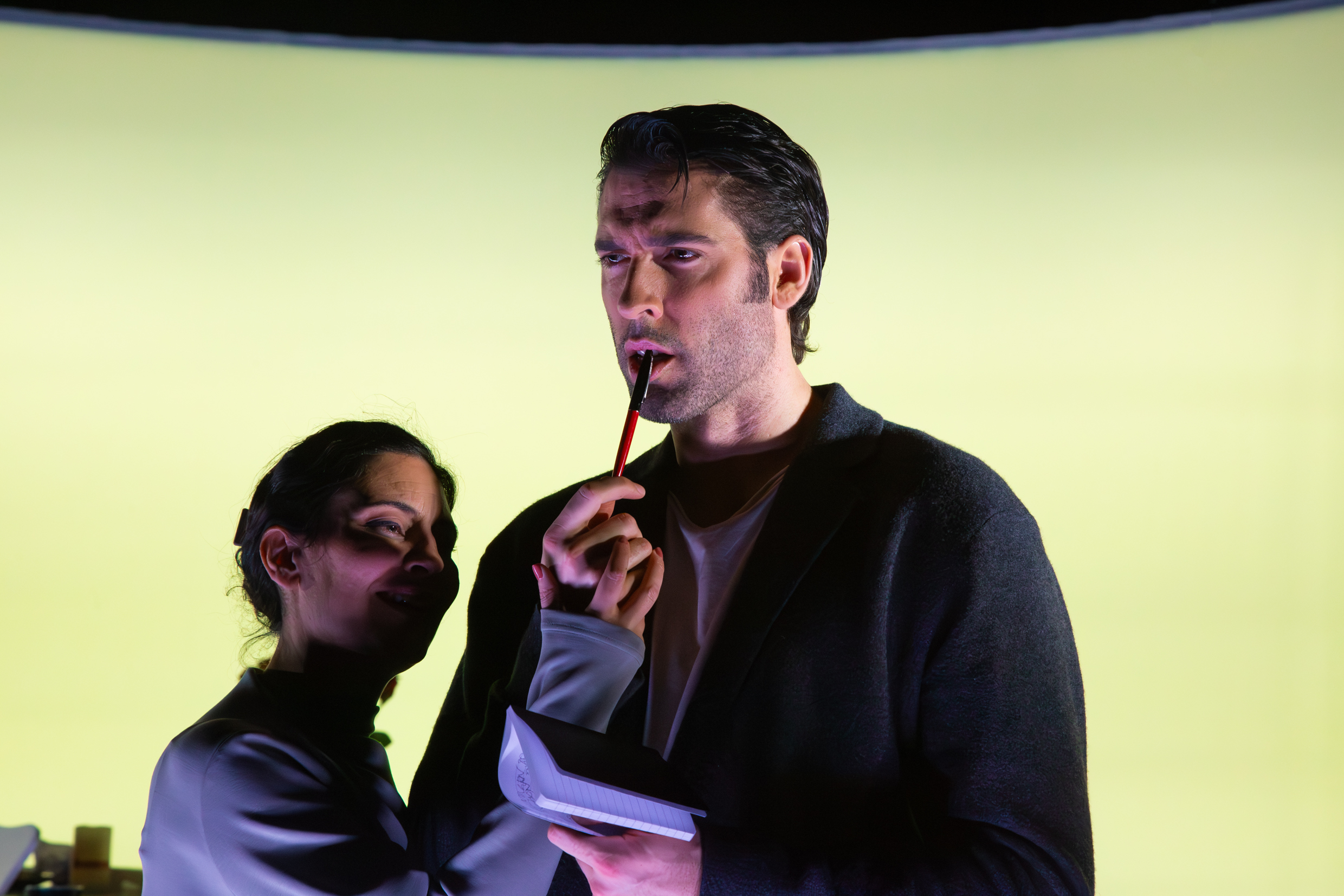 Bianca Cruzeiro och Victor Iván i En berättelse om smärta. Urpremiär 5 december 2025 på Lilla scenen, Kulturhuset Stadsteatern.