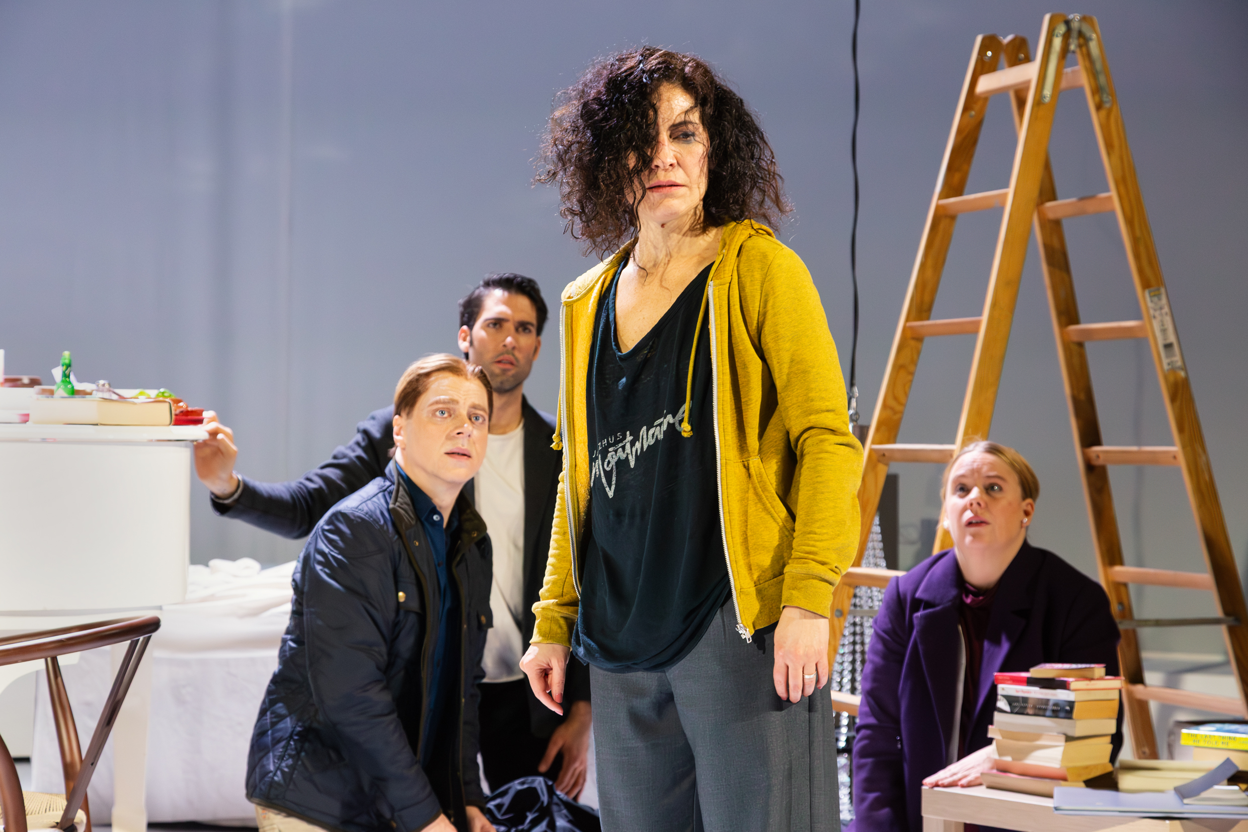 Robert Fux, Victor Iván, Bianca Cruzeiro och Sandra Huldt i En berättelse om smärta. Urpremiär 5 december 2025 på Lilla scenen, Kulturhuset Stadsteatern.