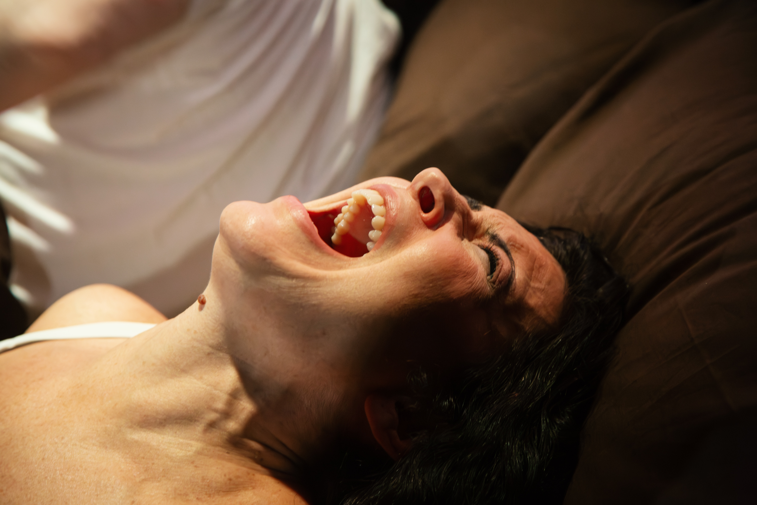 Bianca Cruzeiro i En berättelse om smärta. Urpremiär 5 december 2025 på Lilla scenen, Kulturhuset Stadsteatern.