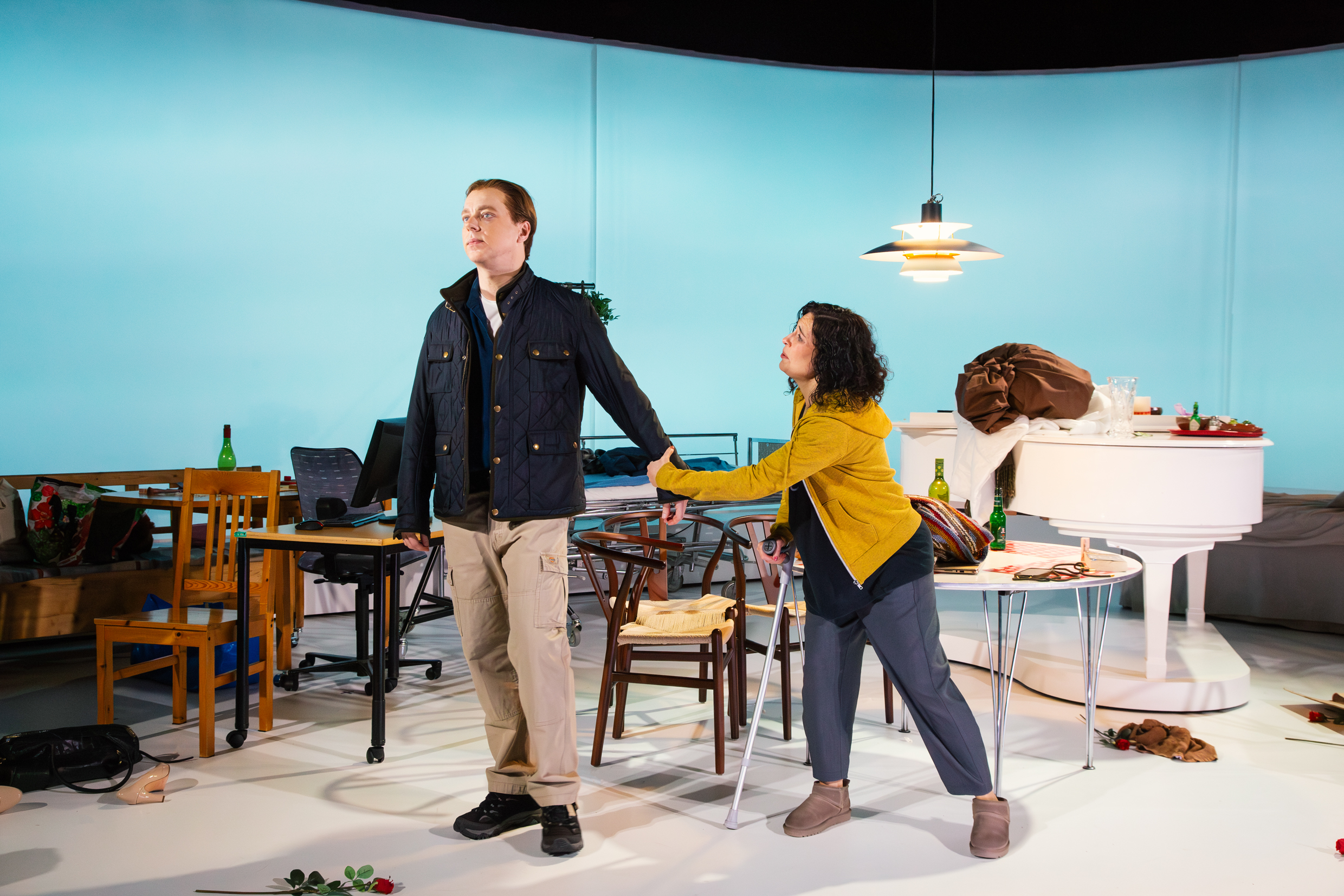 Robert Fux och Bianca Cruzeiro i En berättelse om smärta. Urpremiär 5 december 2025 på Lilla scenen, Kulturhuset Stadsteatern.