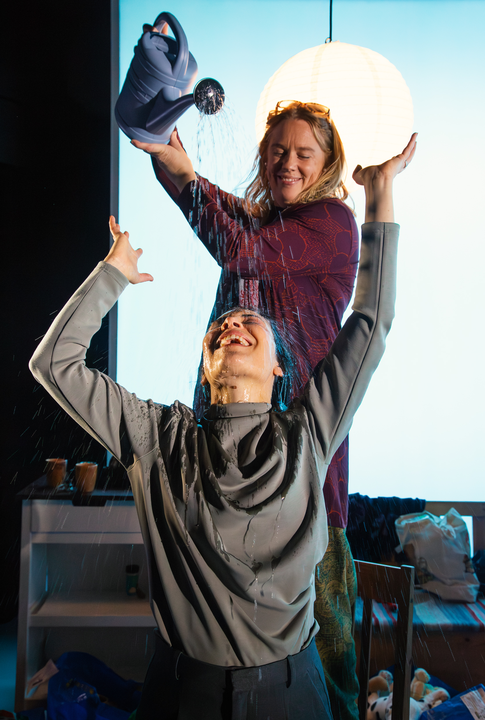 Bianca Cruzeiro och Sandra Huldt i En berättelse om smärta. Urpremiär 5 december 2025 på Lilla scenen, Kulturhuset Stadsteatern.