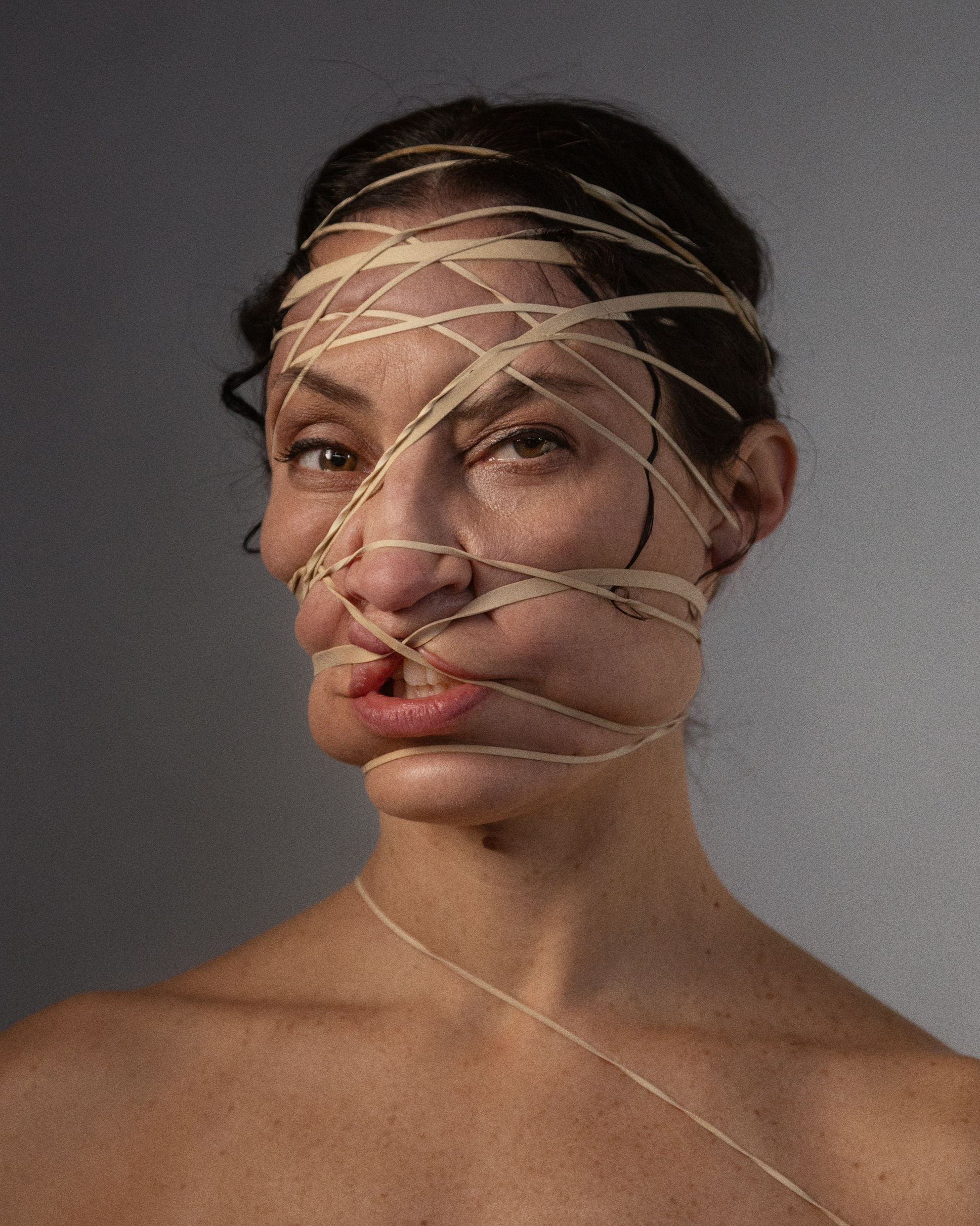 Bianca Cruzeiro i En berättelse om smärta. Upremiär 5 december 2025 på Lilla scenen, Kulturhuset Stadsteatern.