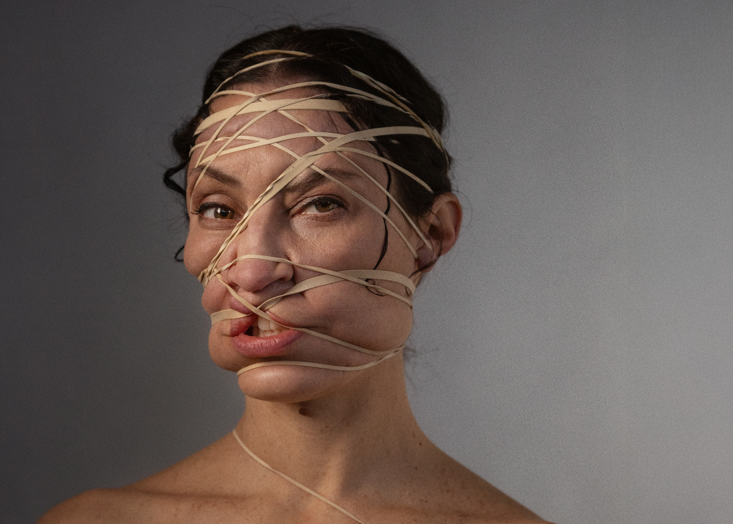 Bianca Cruzeiro i En berättelse om smärta. Urpremiär 5 december 2025 på Lilla scenen, Kulturhuset Stadsteatern.