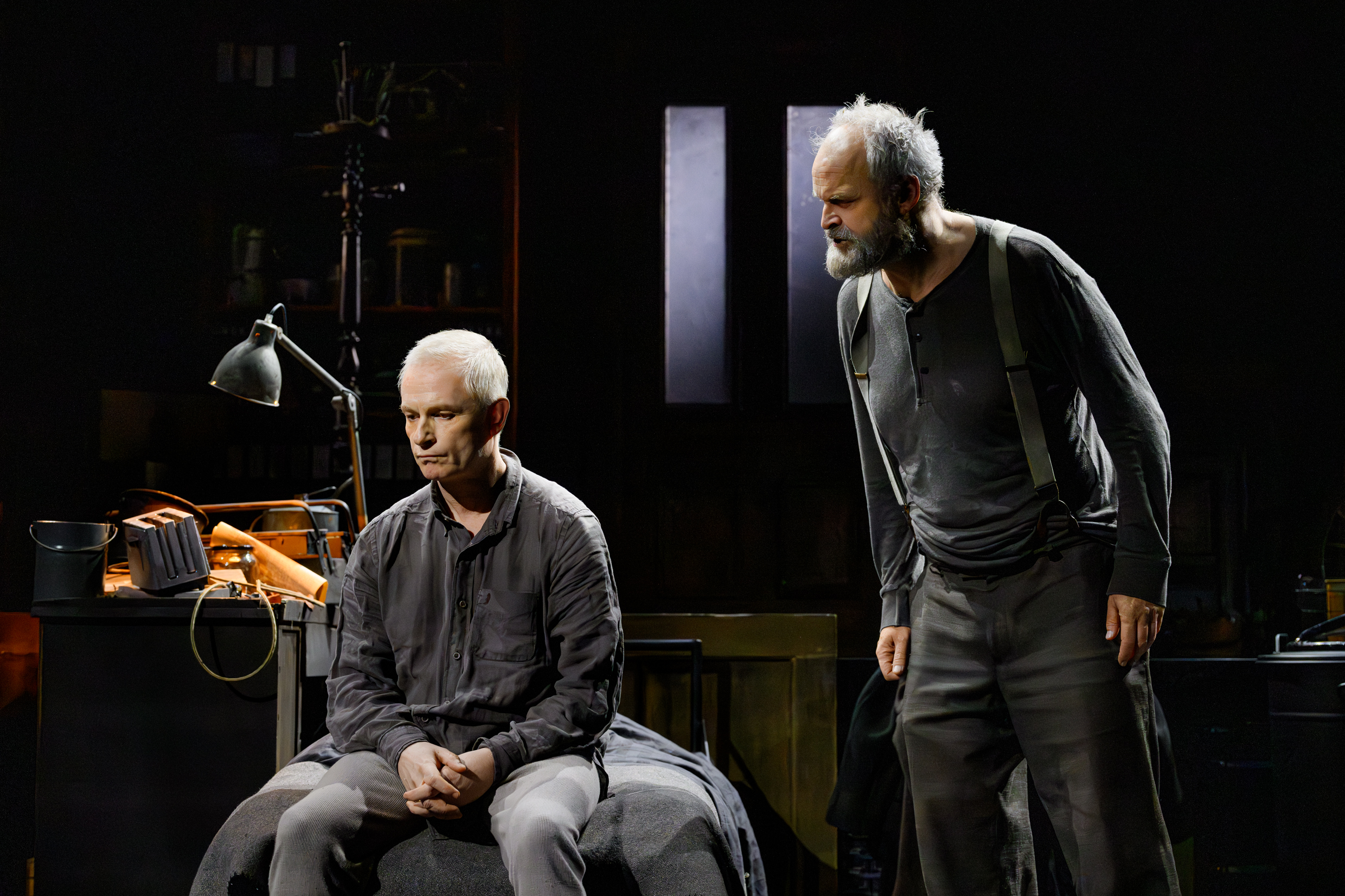 Sven Ahlström och Johan Rheborg,  i Harold Pinters Fastighetsskötaren, premiär 11 december 2026 på Klarascenen.