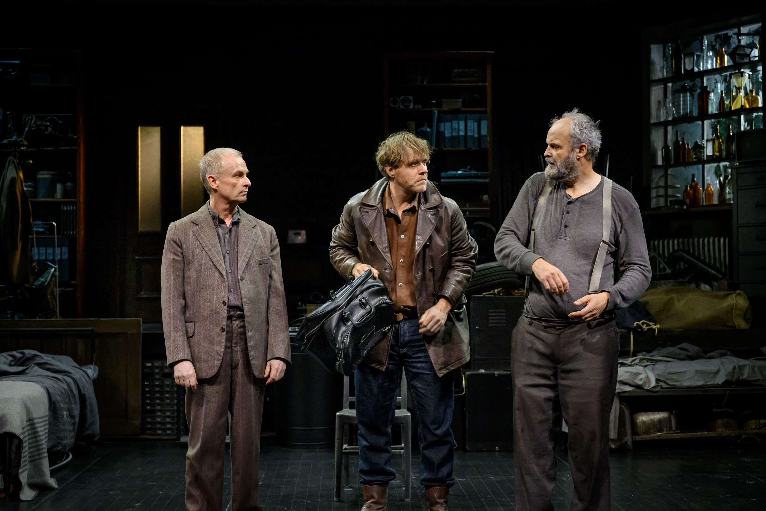 Sven Ahlström, Henrik Norlén och Johan Rheborg i Harold Pinters Fastighetsskötaren, premiär 11 december 2026 på Klarascenen.