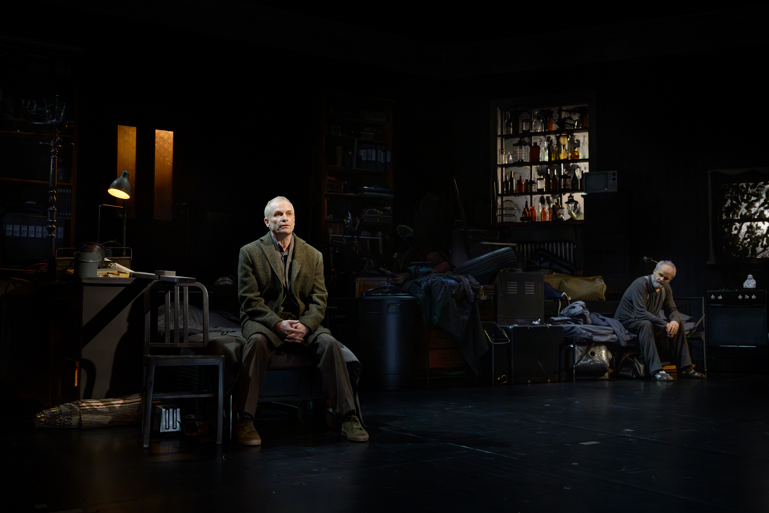 Sven Ahlström och Johan Rheborg i Harold Pinters Fastighetsskötaren, premiär 11 december 2026 på Klarascenen.