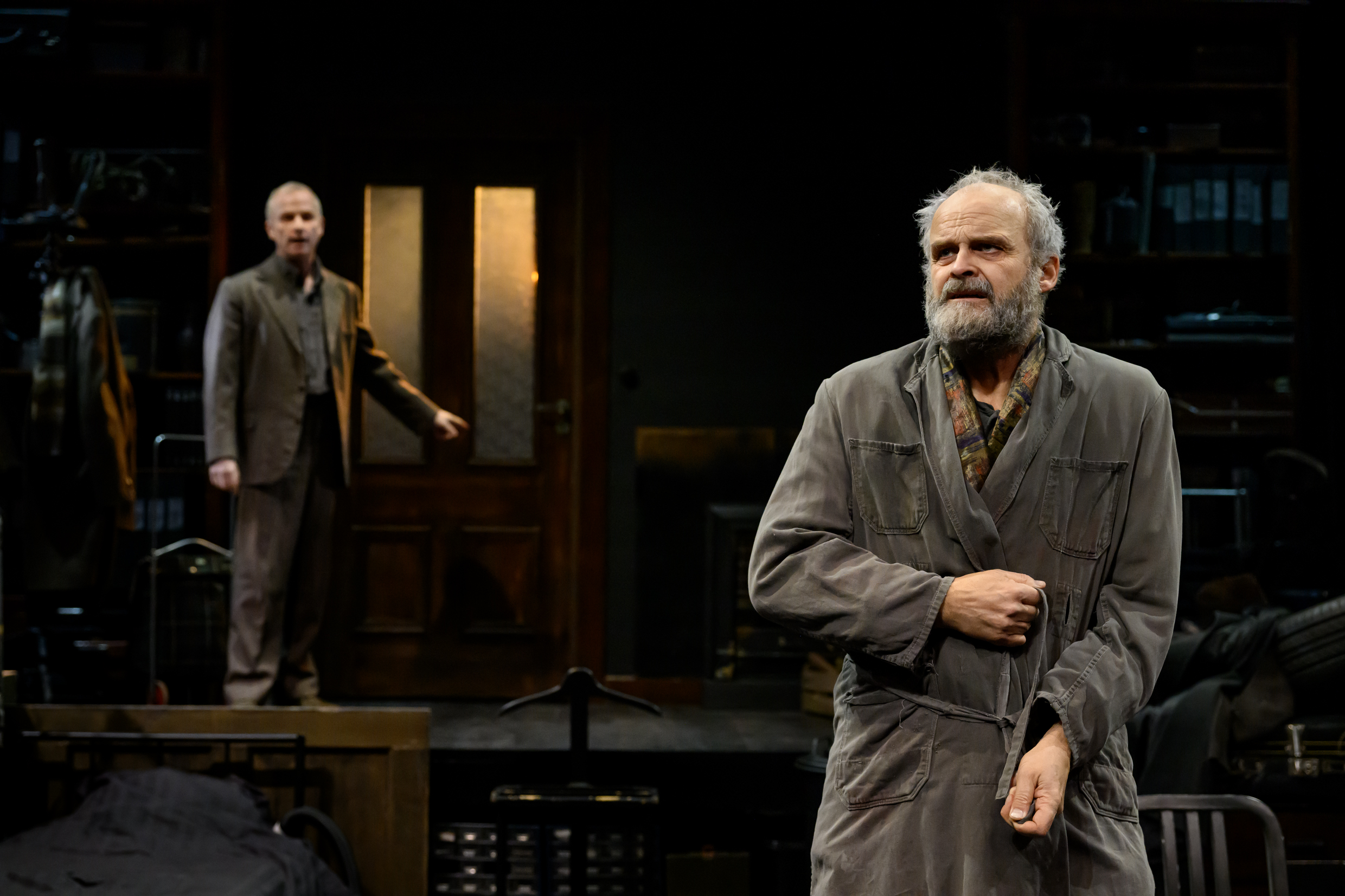 Sven Ahlström och Johan Rheborg i Harold Pinters Fastighetsskötaren, premiär 11 december 2026 på Klarascenen.