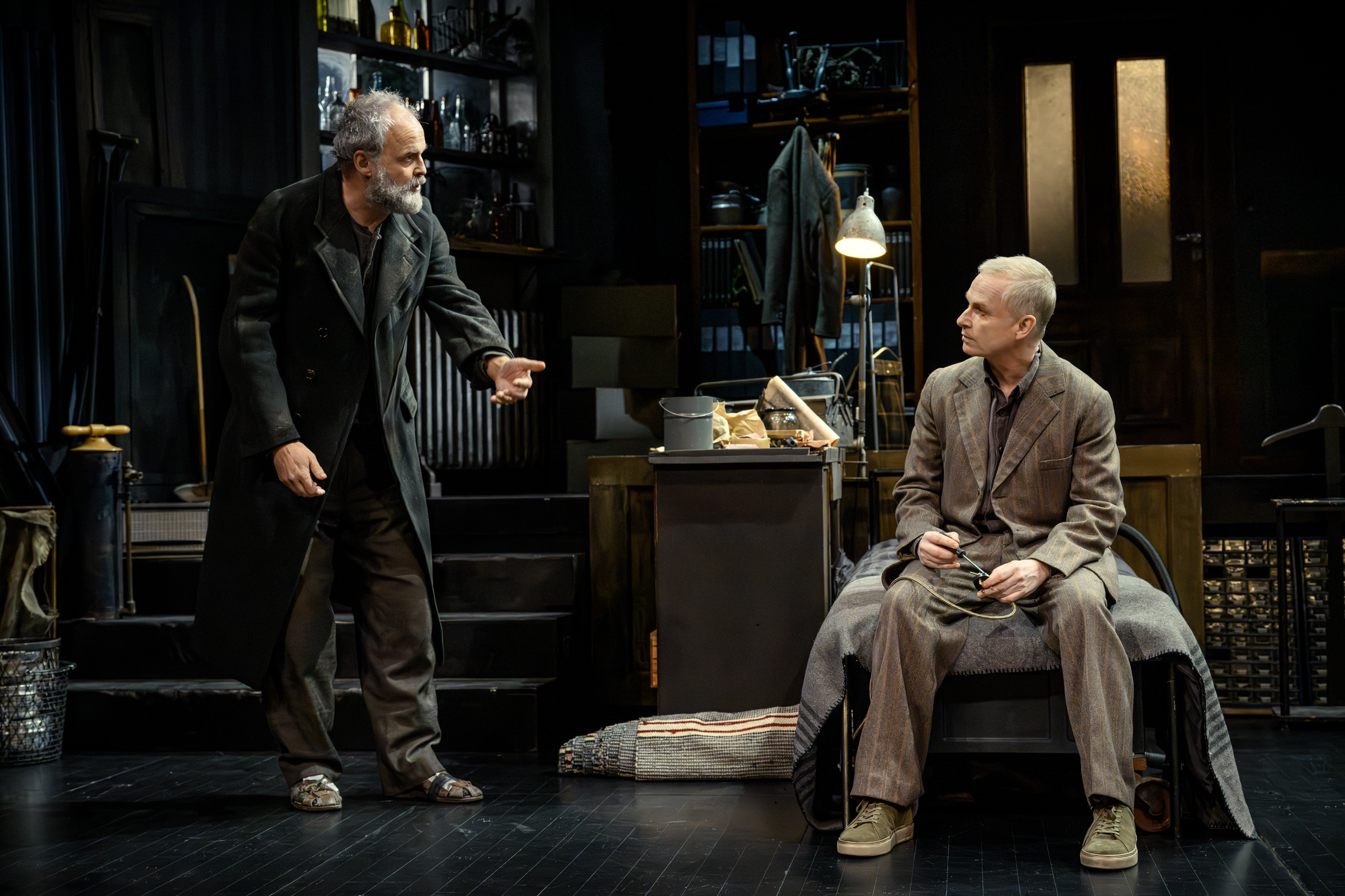 Johan Rheborg och Sven Ahlström i Harold Pinters Fastighetsskötaren, premiär 11 december 2026 på Klarascenen.