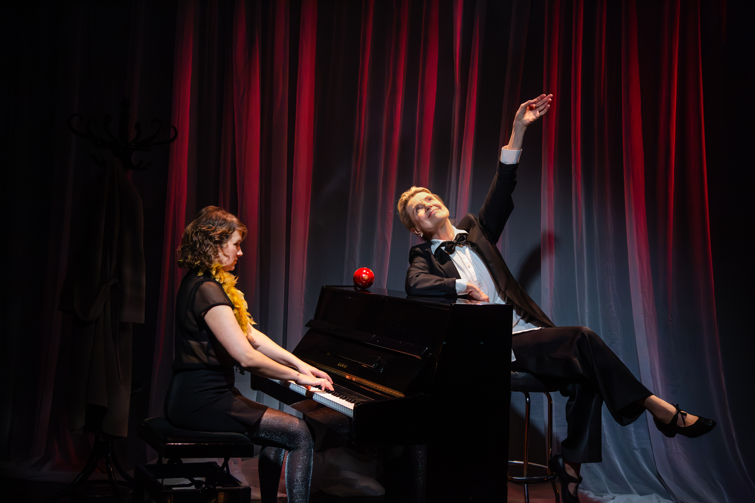 Iiris Viljanen och Stina Ekblad i Kargt och blåsigt. Urpremiär 16 januari 2026 på Soppteatern Kulturhuset Stadsteatern.