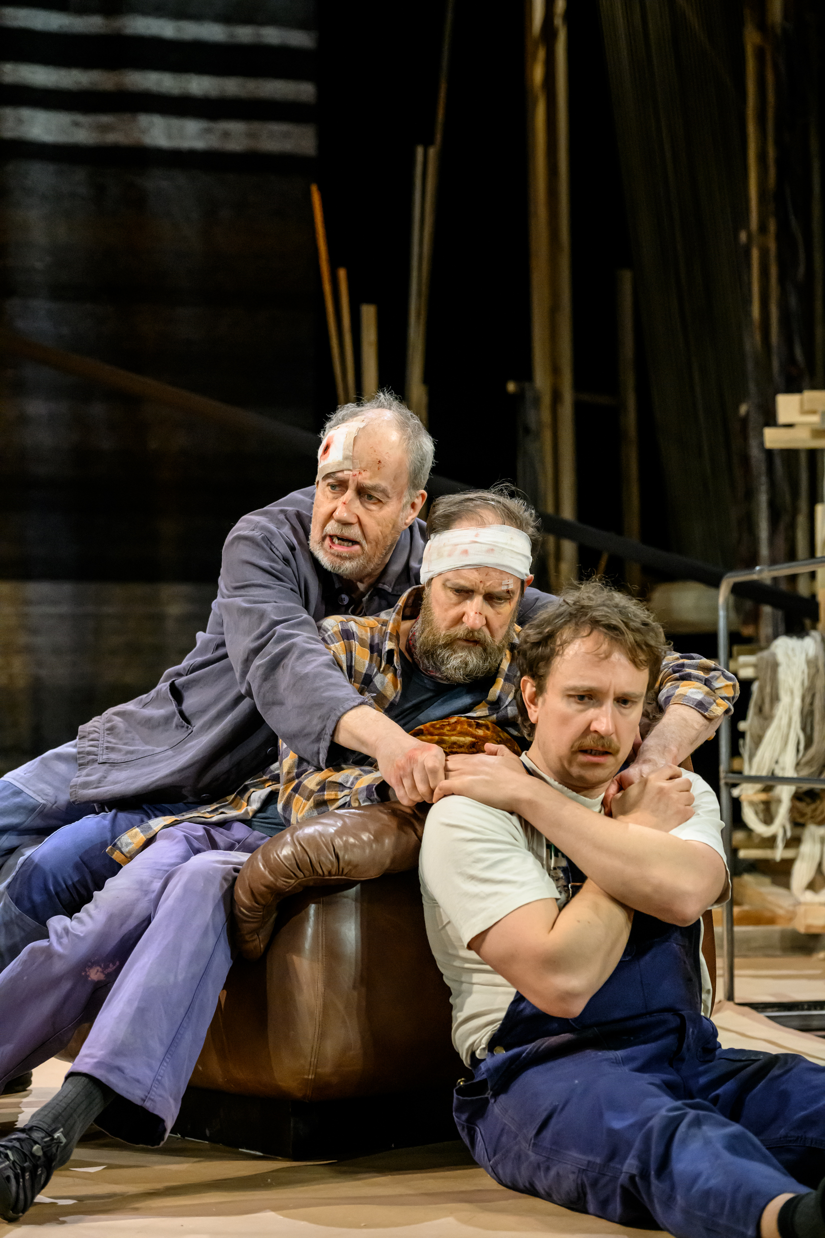 Ensemblen i Män som väver, urpremiär 29 januari på Klarascenen, Kulturhuset Stadsteatern.