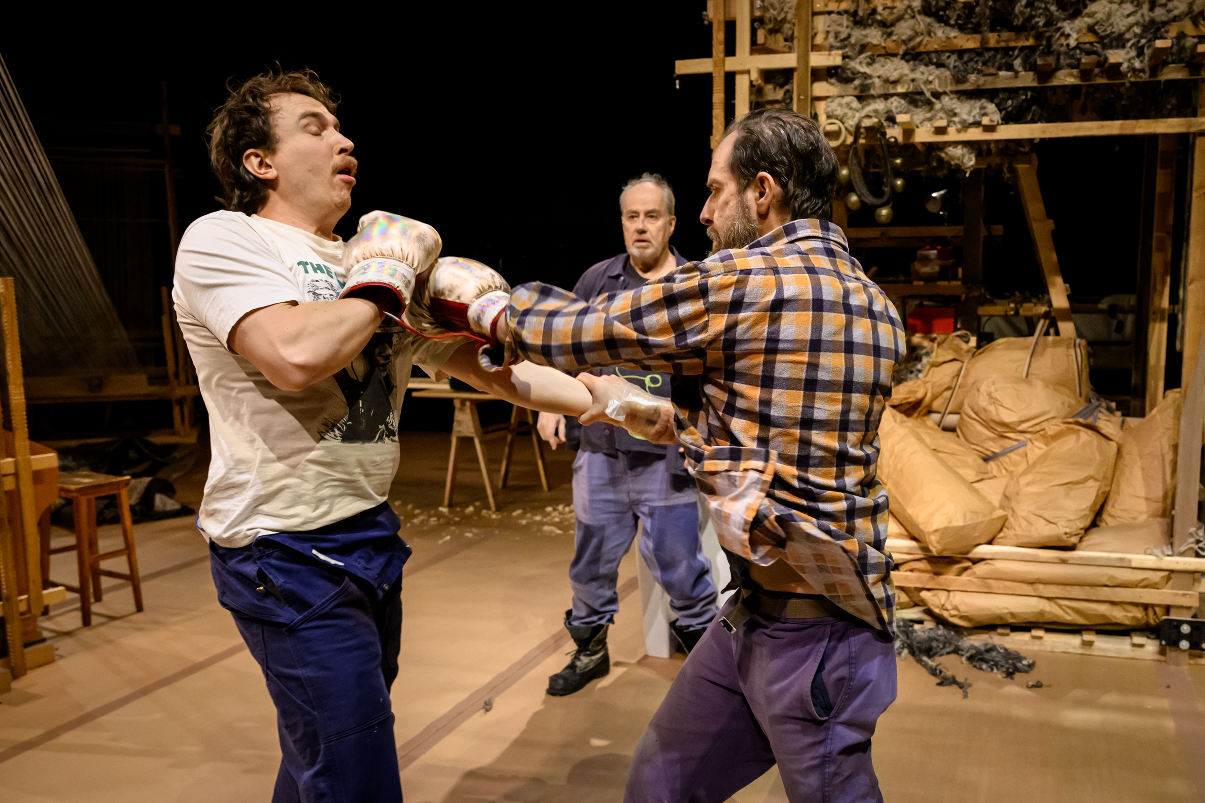 Ensemblen i Män som väver, urpremiär 29 januari på Klarascenen, Kulturhuset Stadsteatern.