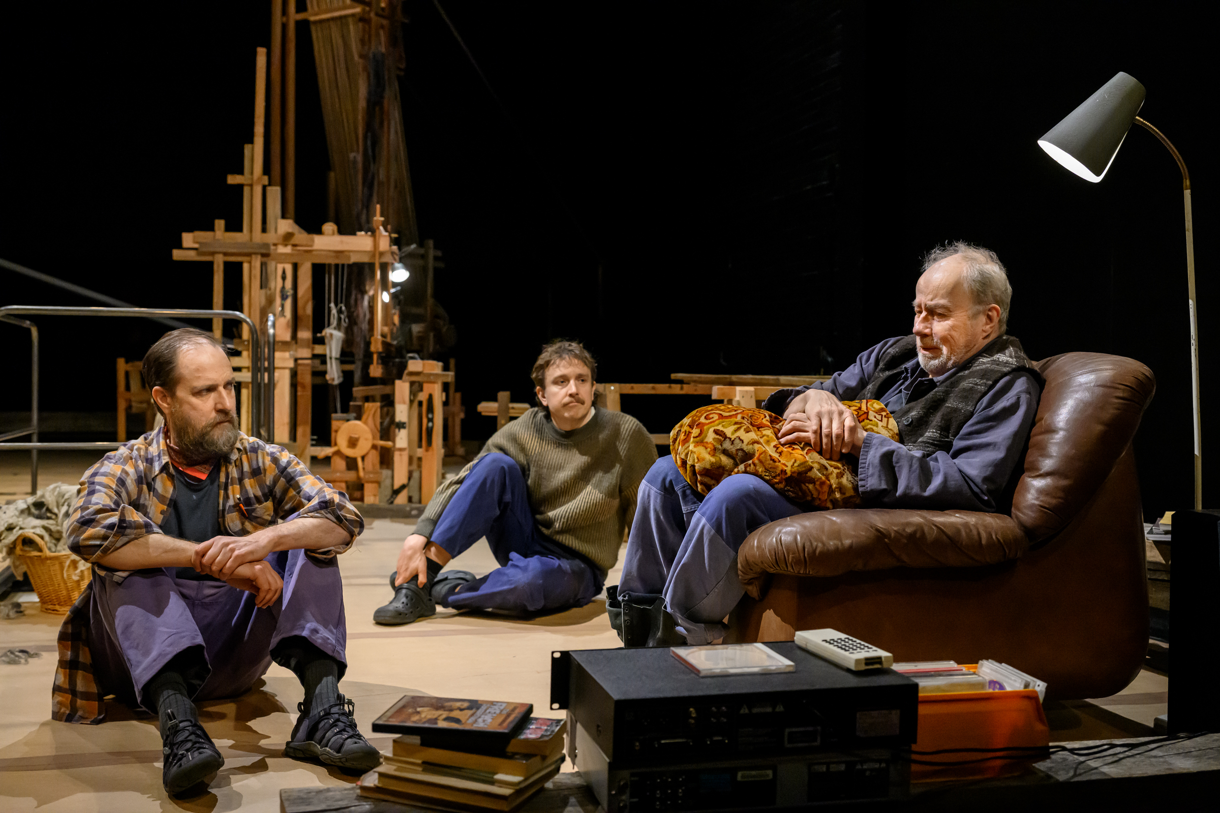 Ensemblen i Män som väver, urpremiär 29 januari på Klarascenen, Kulturhuset Stadsteatern.