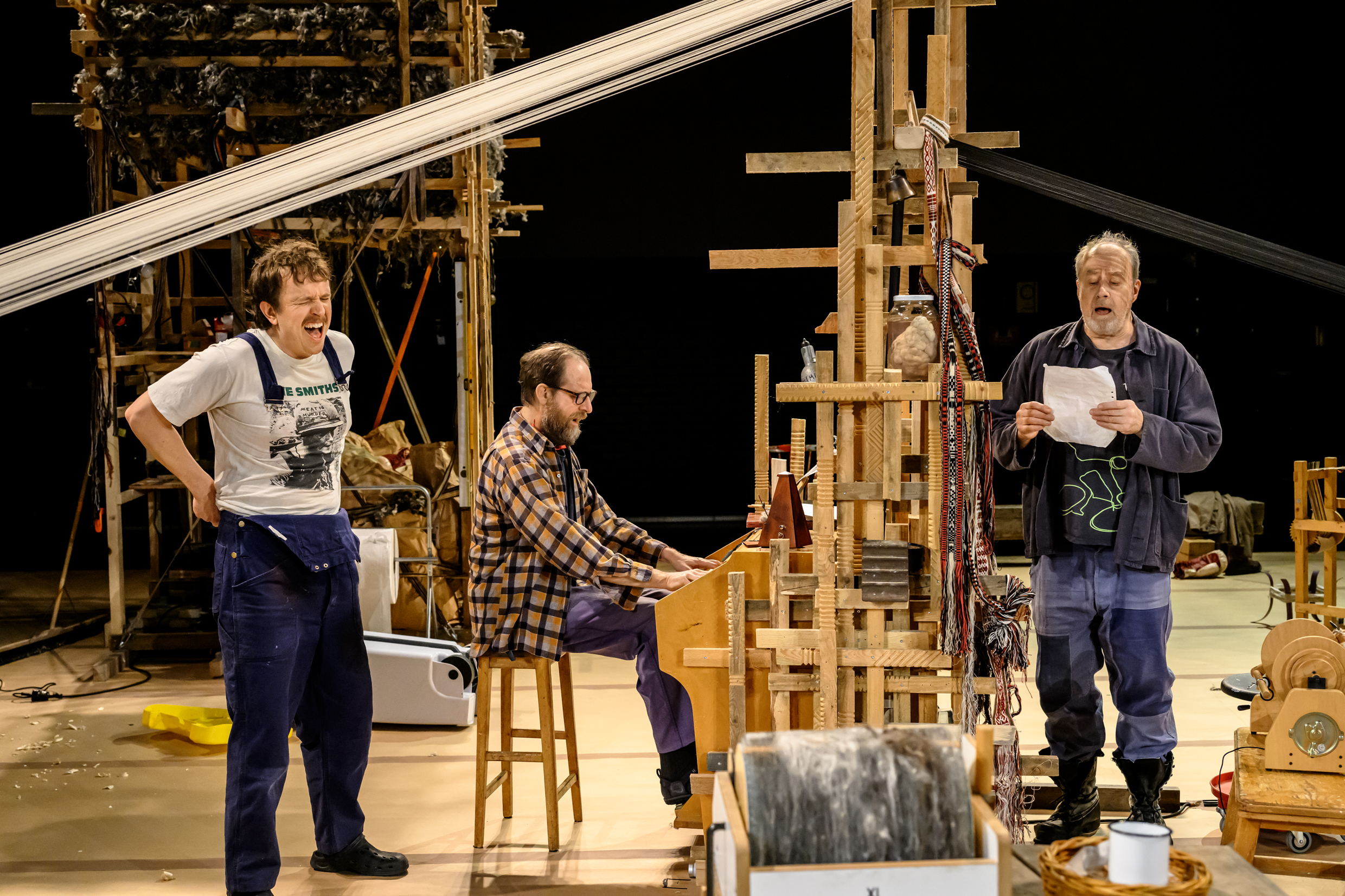 Ensemblen i Män som väver, urpremiär 29 januari på Klarascenen, Kulturhuset Stadsteatern.