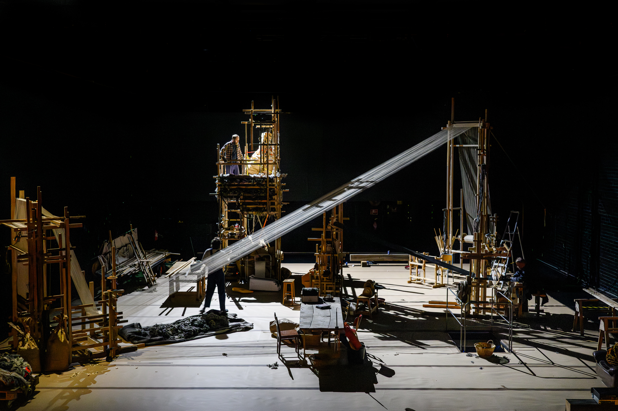 Ensemblen i Män som väver, urpremiär 29 januari på Klarascenen, Kulturhuset Stadsteatern.