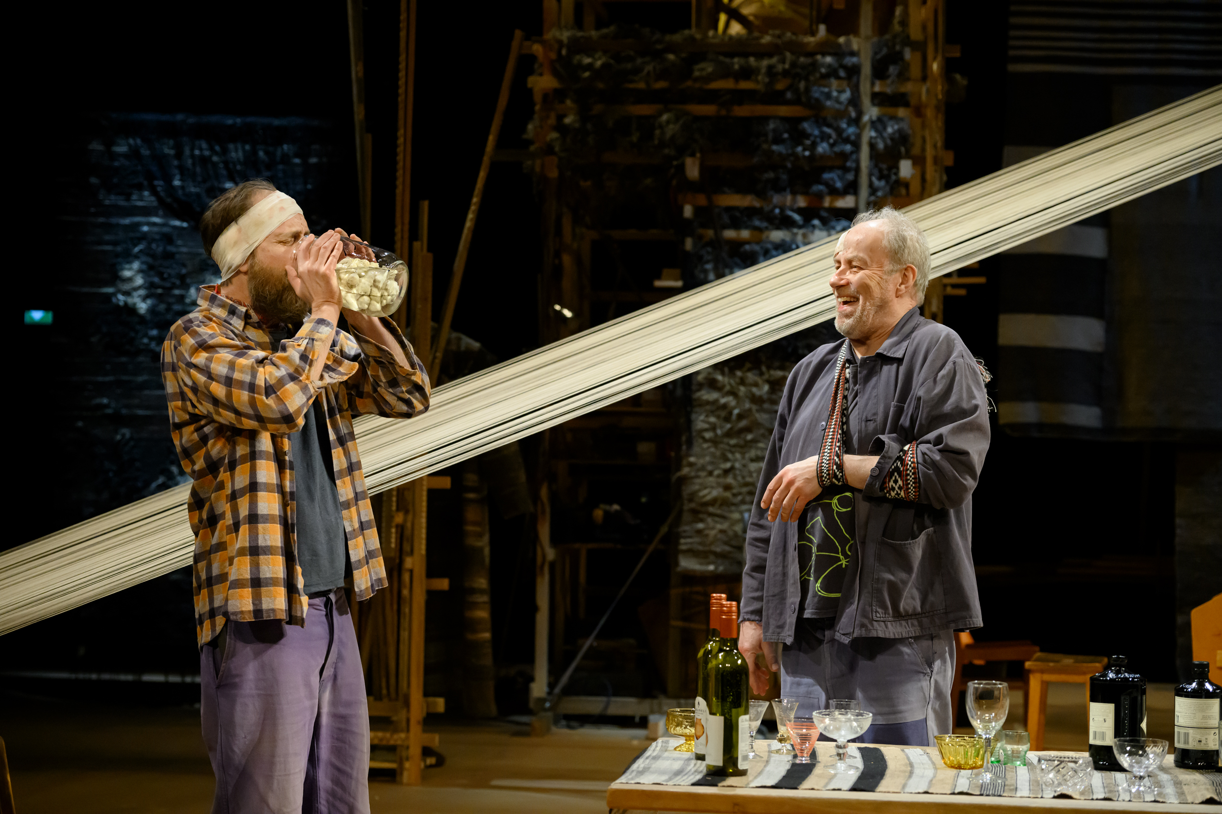 Andreas Kundler och Lennart Jähkel i Män som väver, urpremiär 29 januari på Klarascenen, Kulturhuset Stadsteatern.