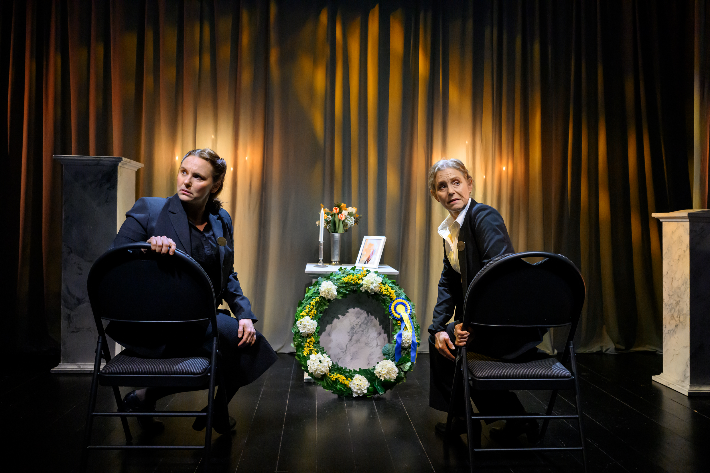 Anna Fahlstedt och Helen Sjöholm i Närmast sörjande. Urpremiär 20 mars 2026 på Soppteatern Kulturhuset Stadsteatern.