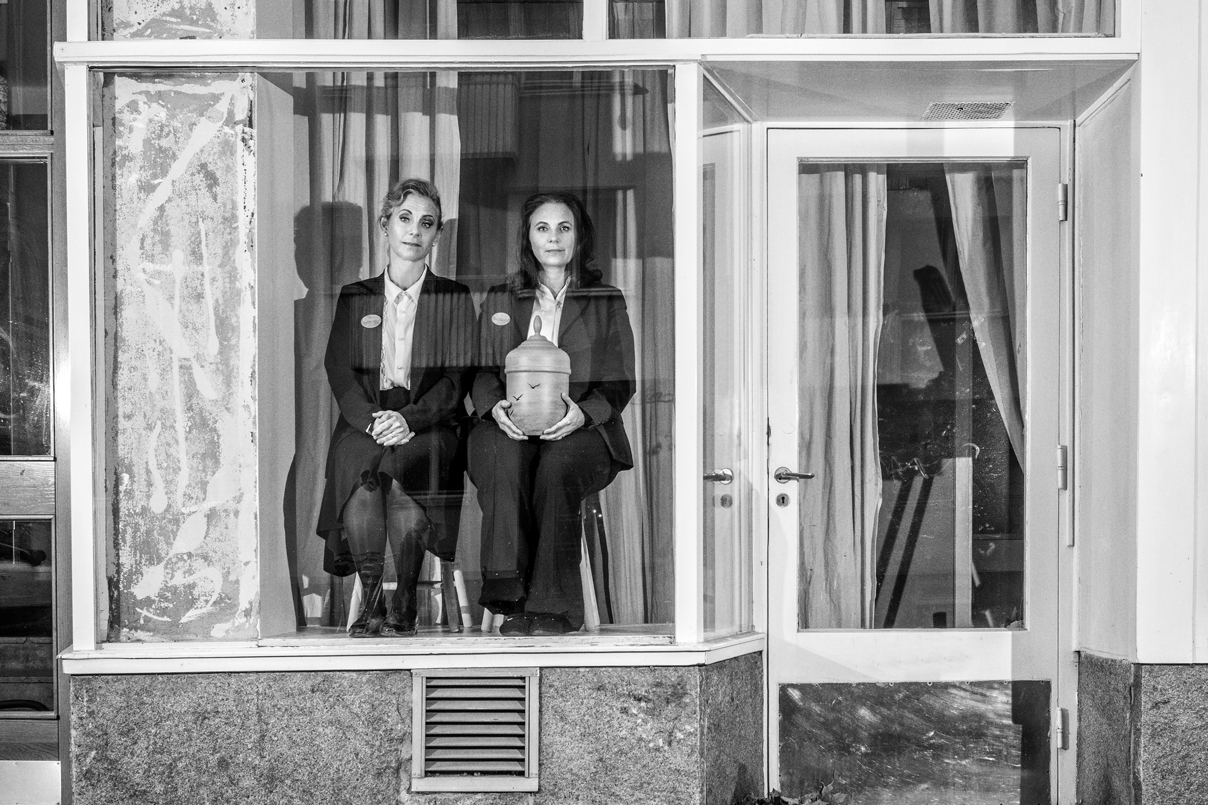 Helen Sjöholm och Anna Fahlstedt i Närmast sörjande. Urpremiär 20 mars 2026 på Soppteatern Kulturhuset Stadsteatern.