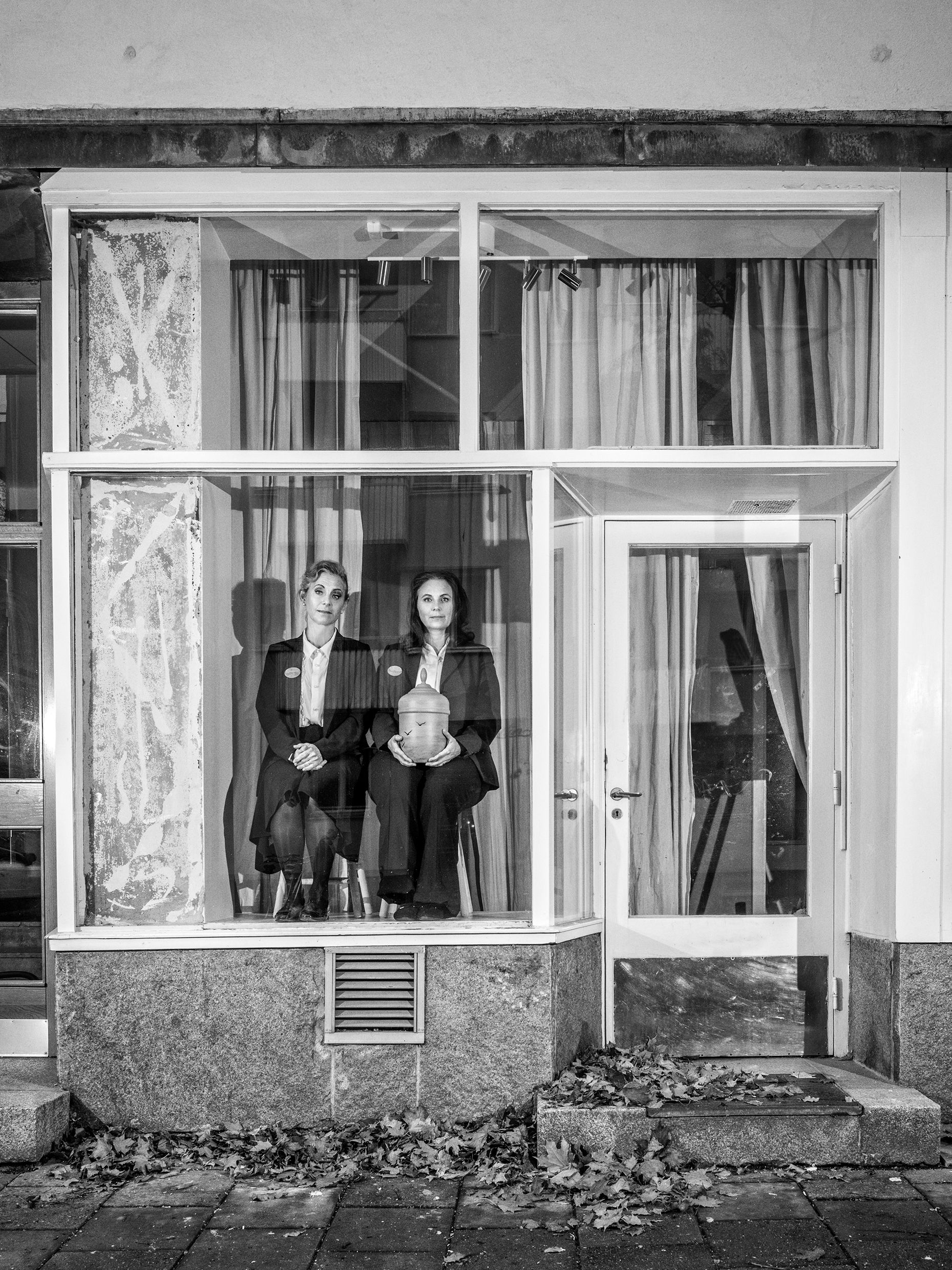 Helen Sjöholm och Anna Fahlstedt i Närmast sörjande. Urpremiär 20 mars på Soppteatern Kulturhuset Stadsteatern.