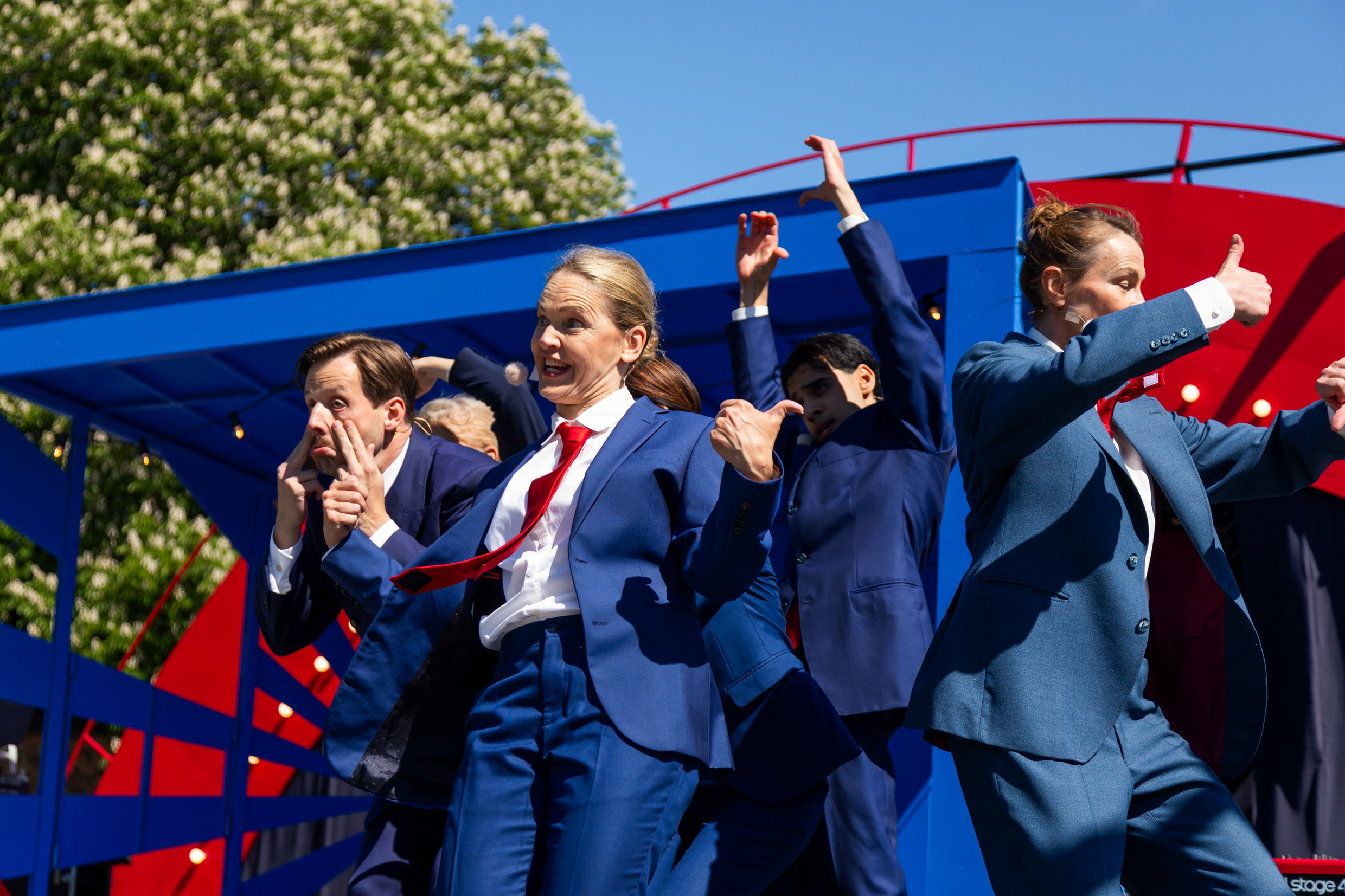 Lucas Krüger, Ann-Sofie Rase, Emil Hedayat, Elisabet Carlsson, Anna Gunnarson, Anna Takanen - DET SKA VA' TREVLIGT - en valrevy. Urpremiär 3 juni 2026 Parkteaterns scen i Galärparken.