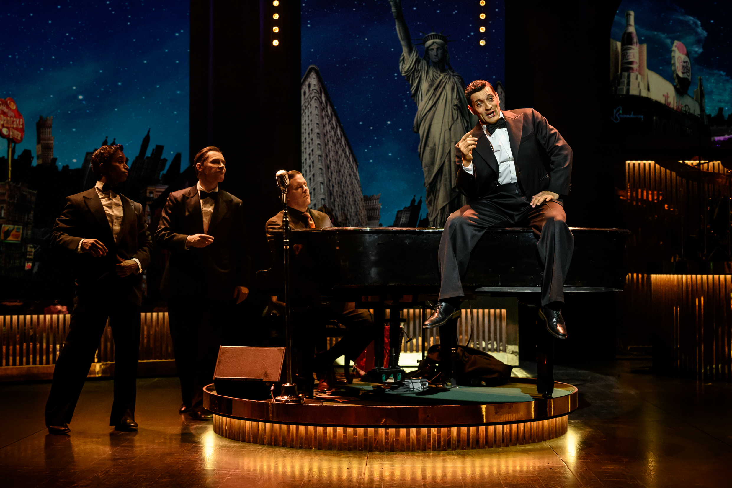 Ensemble och orkester i Rat Pack Rhapsody, urpremiär 24 april på Kulturhuset Stadsteatern.