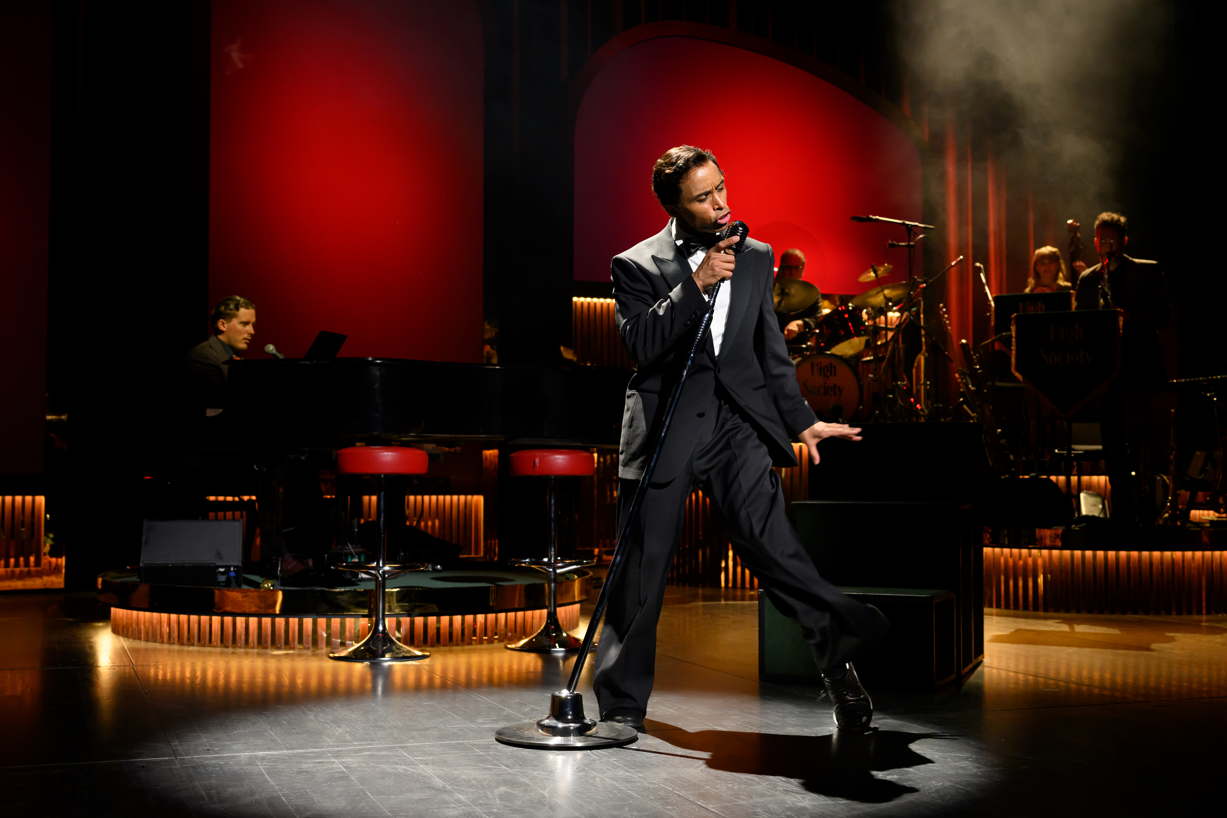 Alexander Larsson (ersätter Karl Dyall till 5/5) i i Rat Pack Rhapsody,  urpremiär 24 april på Kulturhuset Stadsteatern.