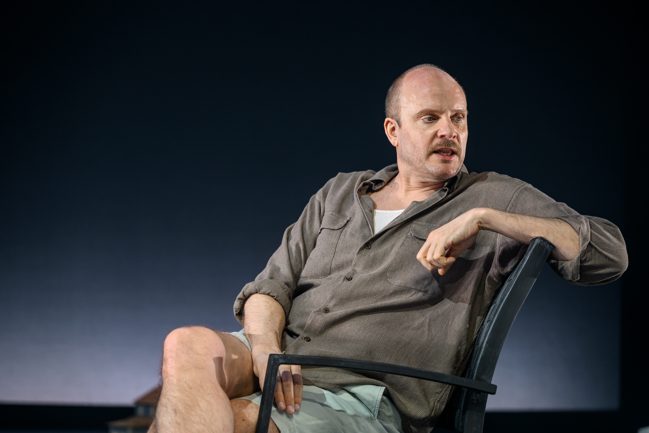 Emil Almén i Lång dags färd mot natt, premiär 20 mars 2026 på Stora scenen.