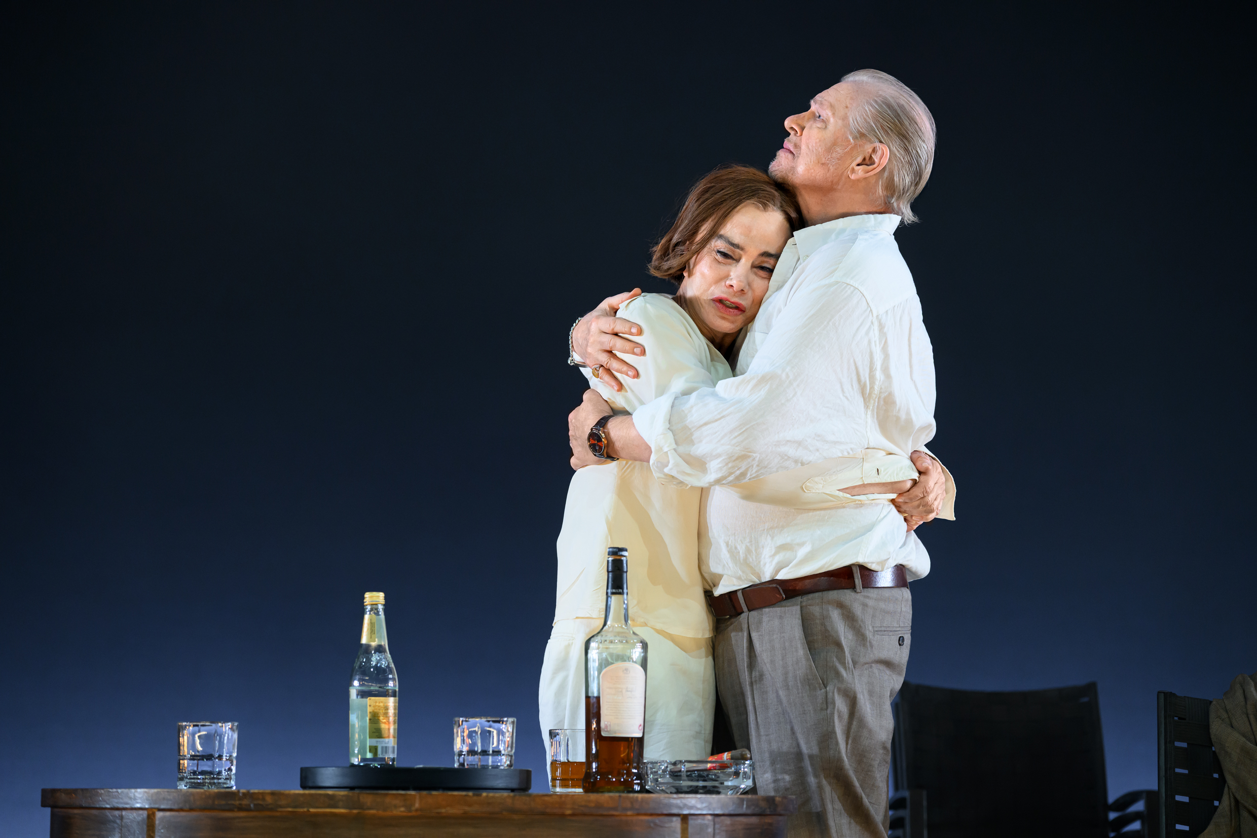 Peter Andersson och Lena Olin i Lång dags färd mot natt, premiär 20 mars 2026 på Stora scenen.